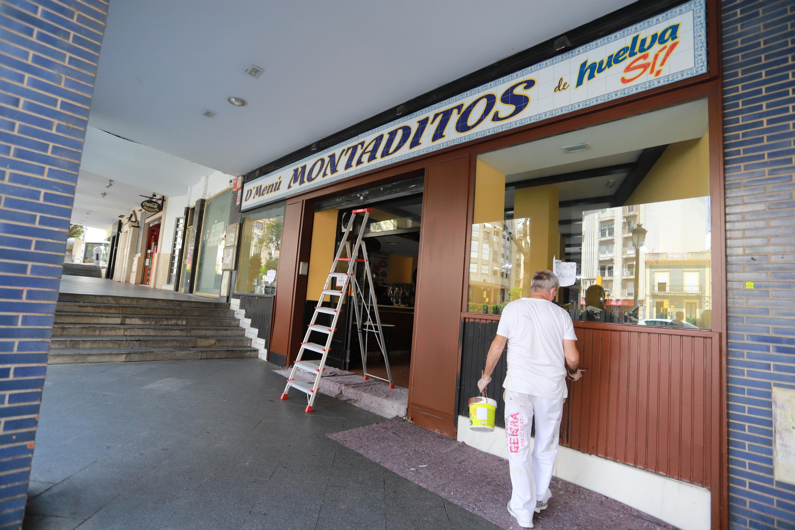 Imágenes de los últimos retoques de terrazas de bares y restaurantes