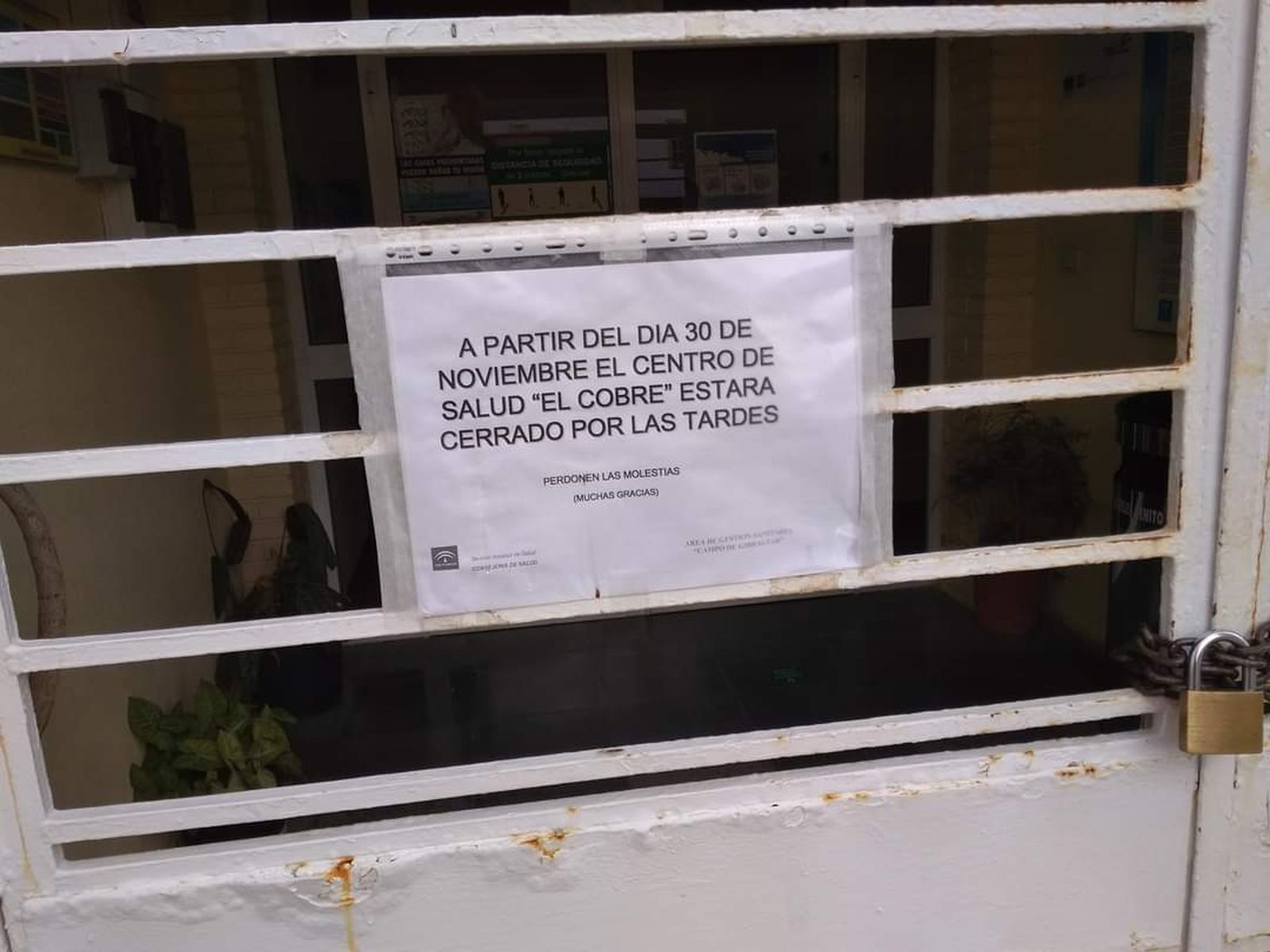 Un cartel que avisa del cierre del consultorio por las tardes.