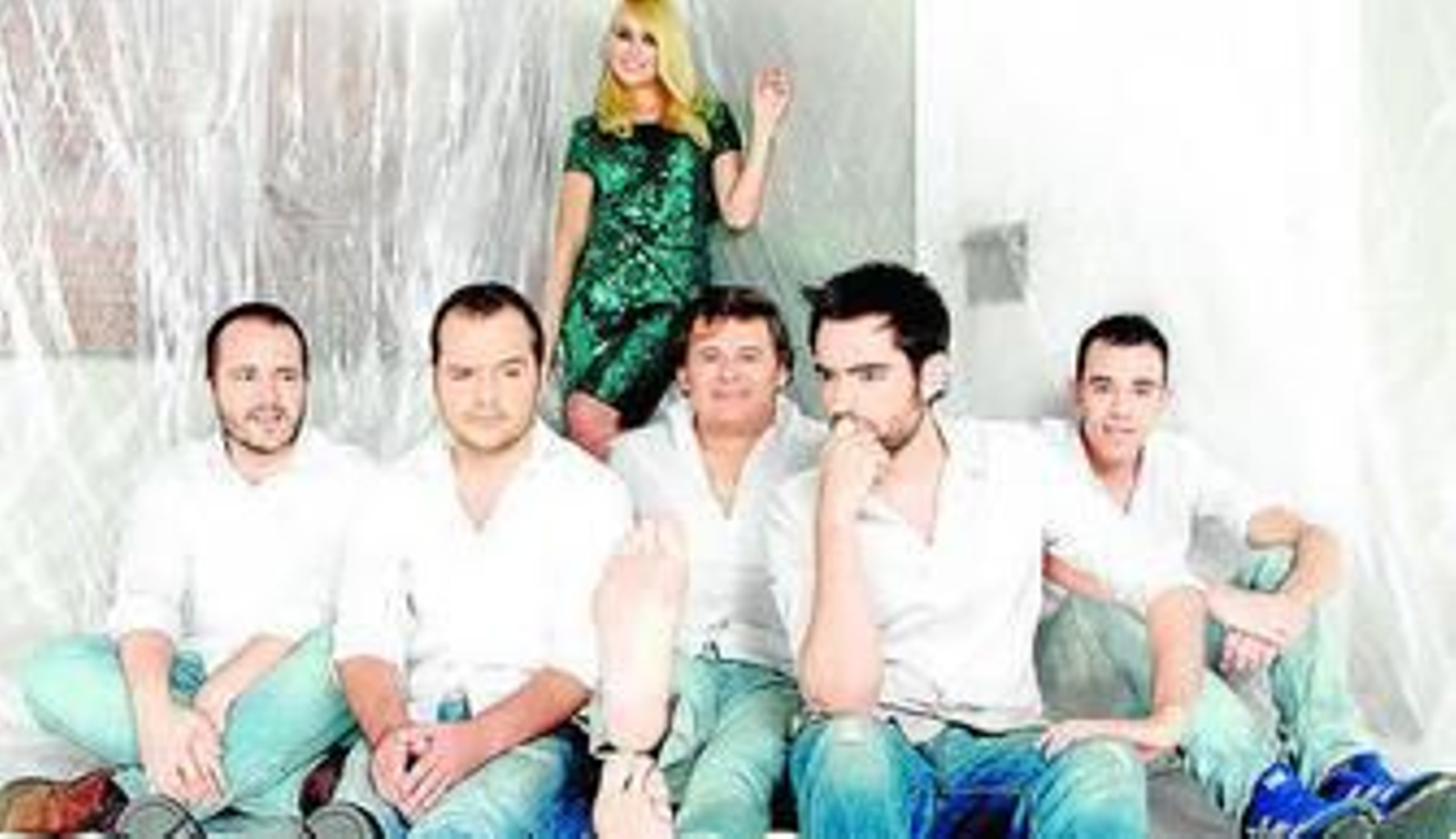 Patricia Conde y Ángel Martín, con los colaboradores masculinos de 'SLQH'.