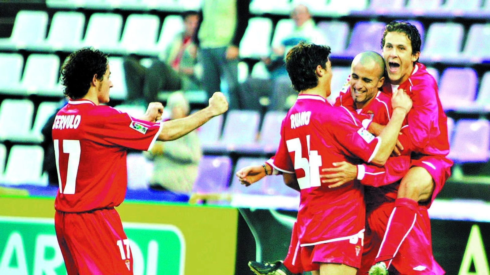 Christian Álvarez celebra el tanto del triunfo del Córdoba en Valladolid en 2005.