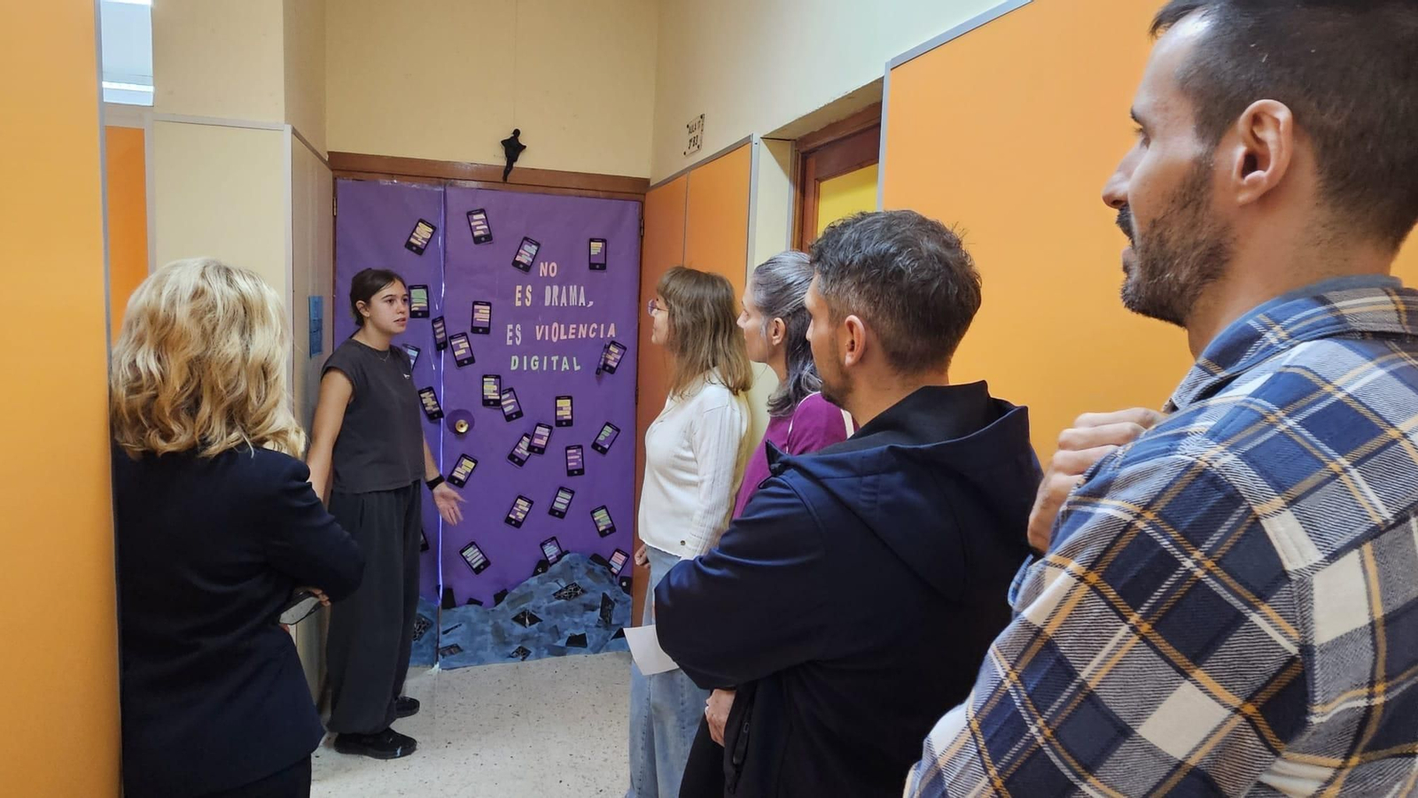 Una alumna de 3º de ESO explica al jurado el diseño de la puerta de su clase, con un trabajo de investigación importante.