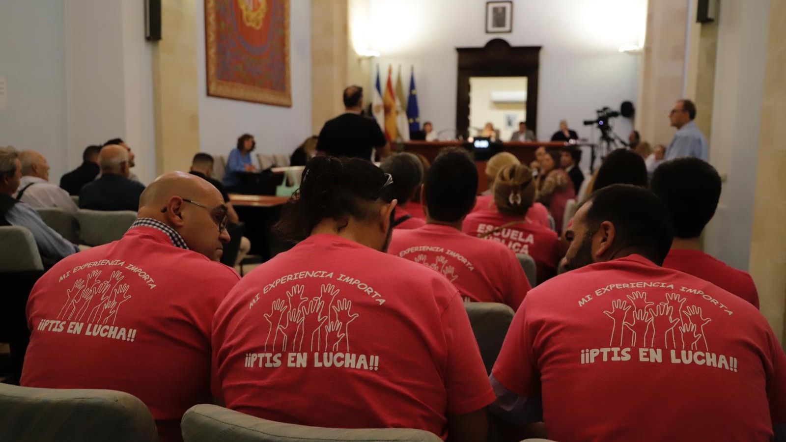 Público asistente al pleno reivindicando más PTIS en los centros públicos.