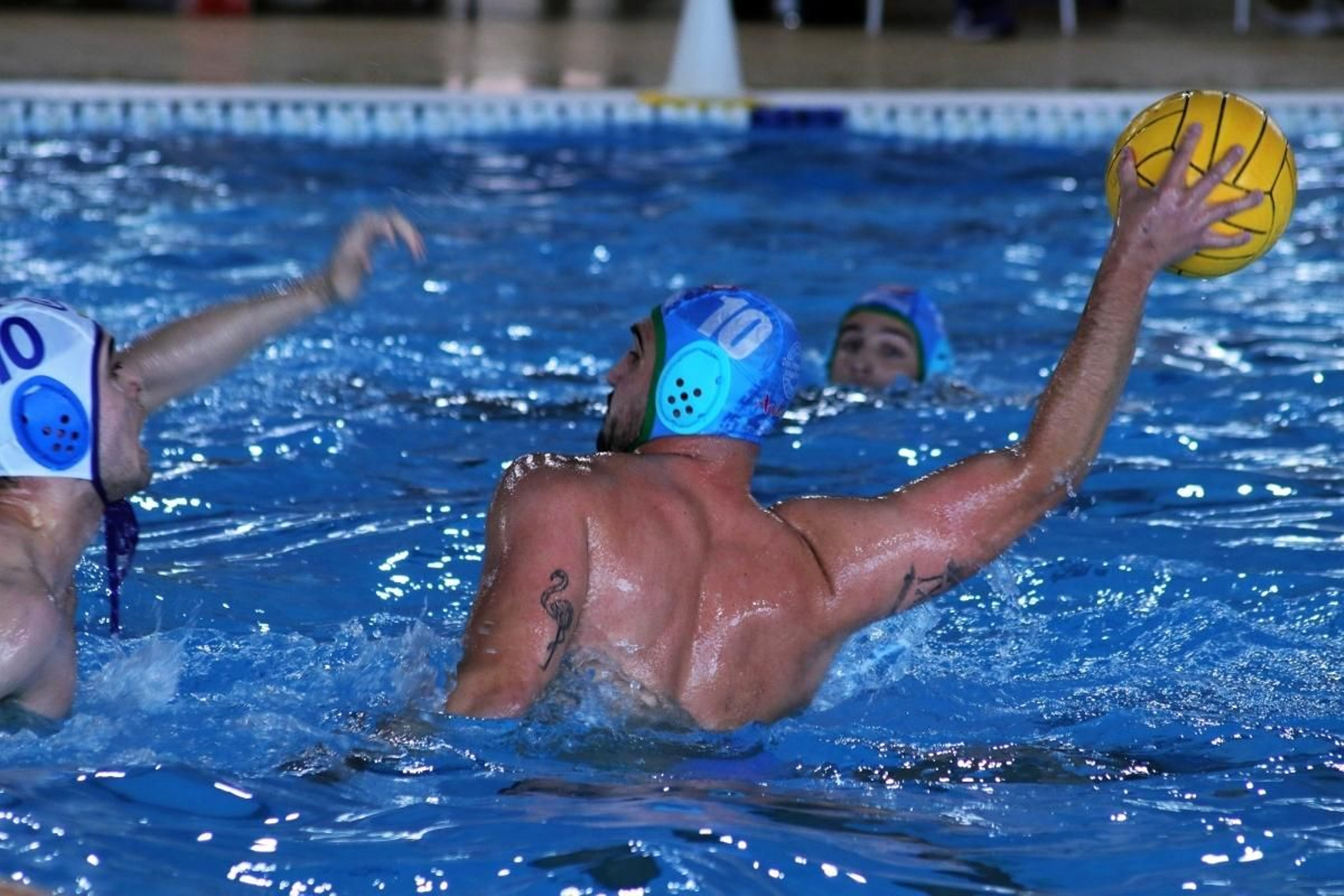 Un jugador nazareno intenta lanzar.