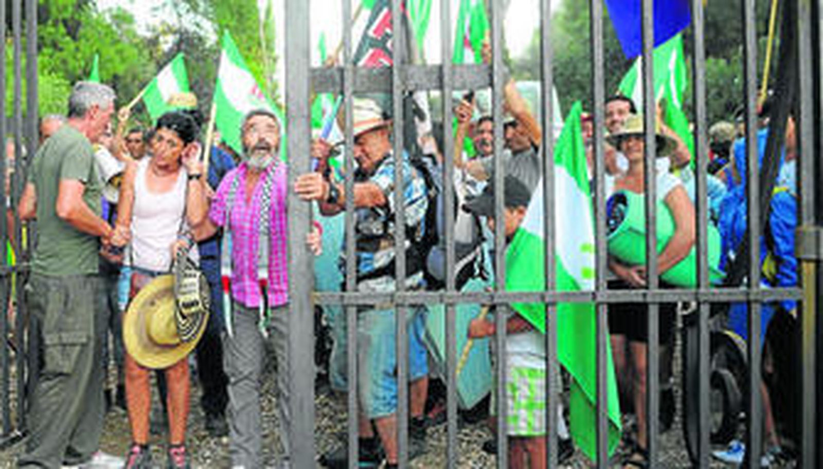 Momento de la ocupación de la finca Moratalla, en Hornachuelos, a cargo del SAT, una acción dirigida por Juan Manuel Sánchez Gordillo.