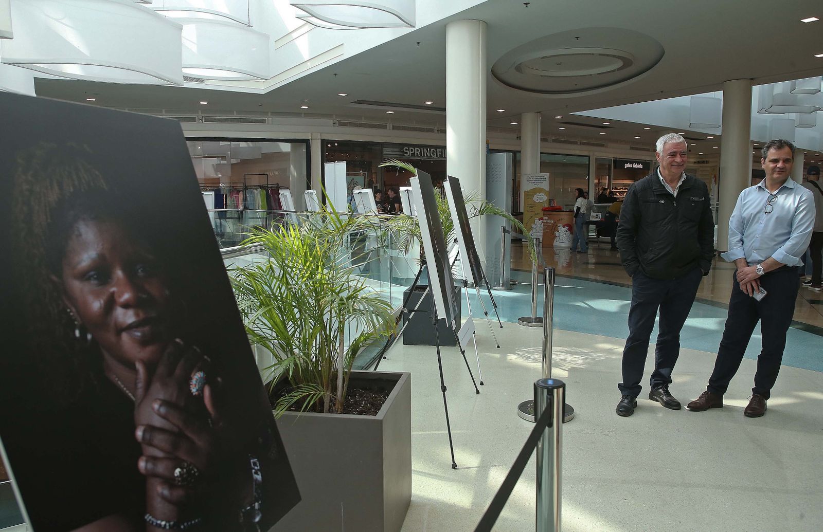 Fotos de la exposición 'Idas y venidas' en el centro comercial Puerta Europa  en Algeciras