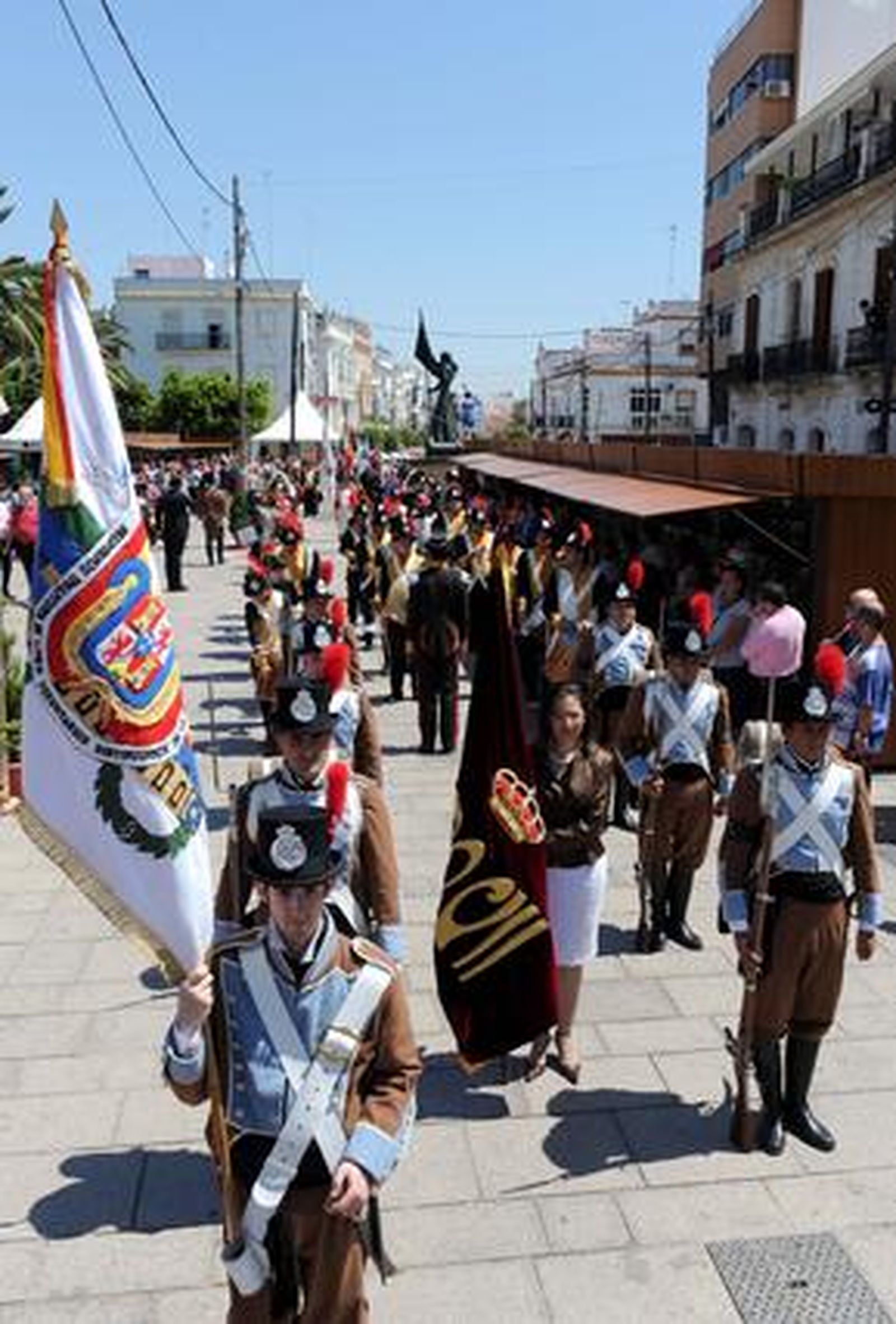 Unas 200 personas participan en el desfile de presentación del pendón de Fernando VII, recuperado para el Diez, ataviados con uniformes históricos.

Foto: Elias Pimentel