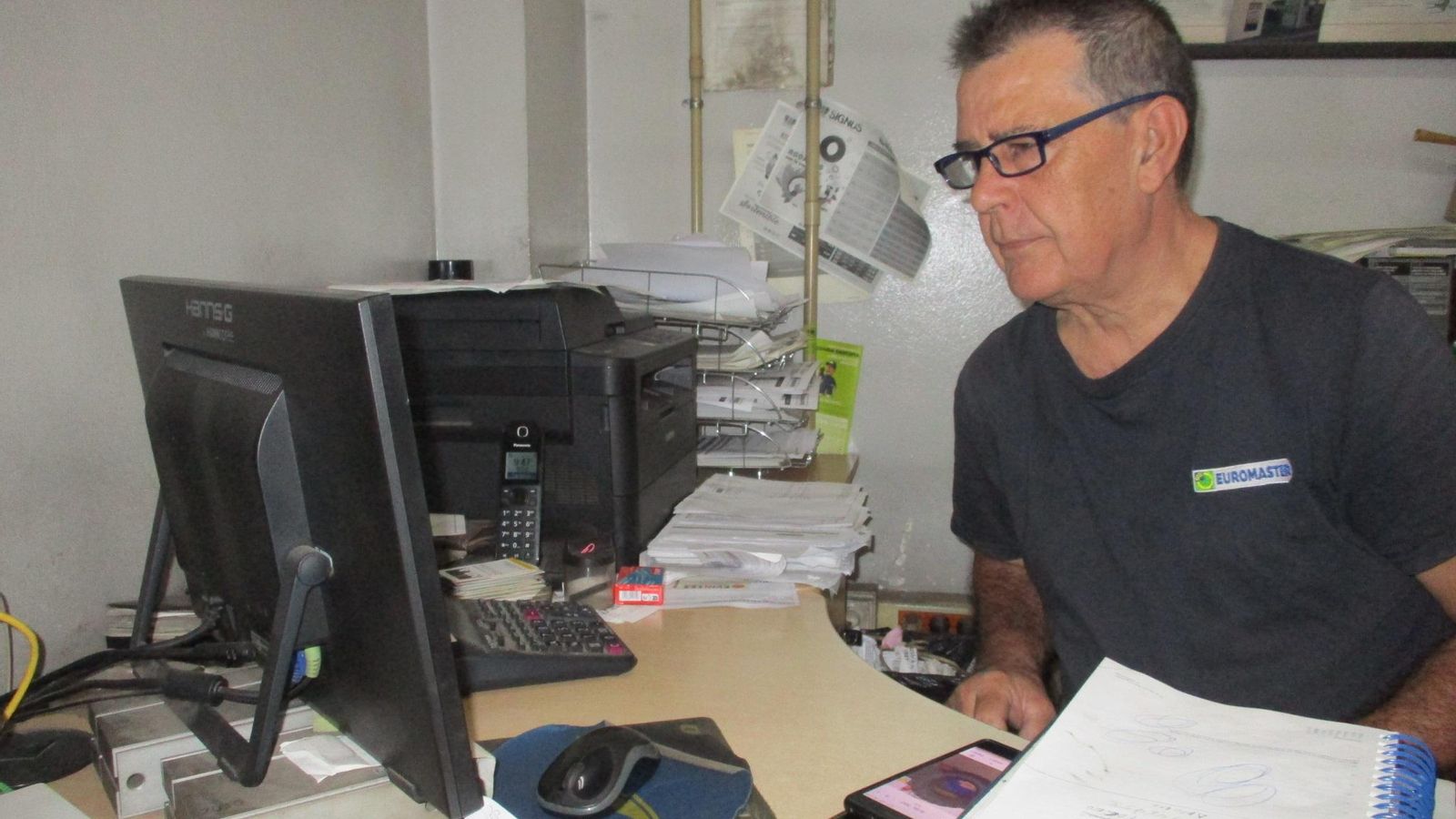 JuanJosé muy concentrado ante el oredenador.