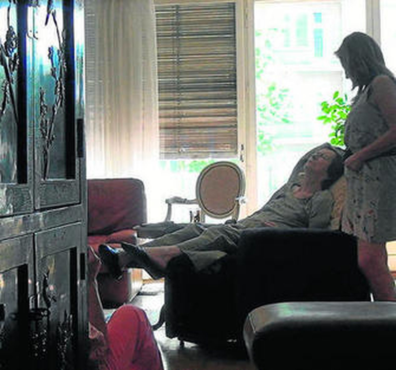 La madre en la casa familiar de Bruselas ('No Home Movie', 2015).