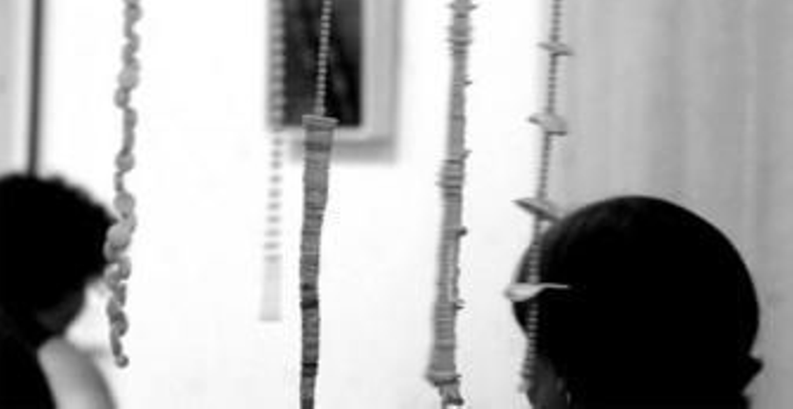 El espacio Arrabal & Cía. muestra 'Líneas de vida', la nueva exposición del artista Ángel Sanzmontero en la que reflexiona sobre la vida mediante elementos textiles.