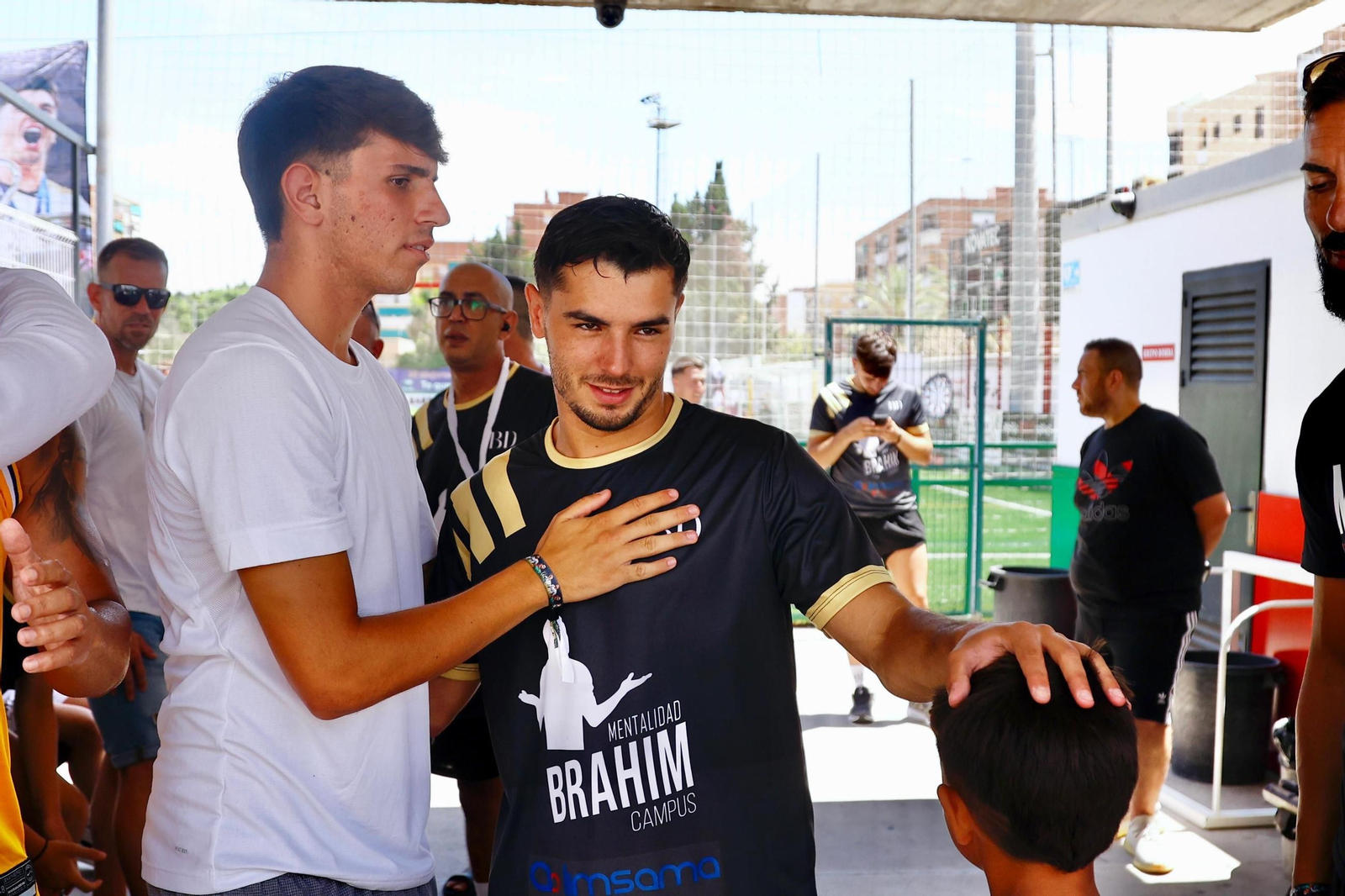 Brahim visita su campus en el Tiron Pichón con Izan Merino