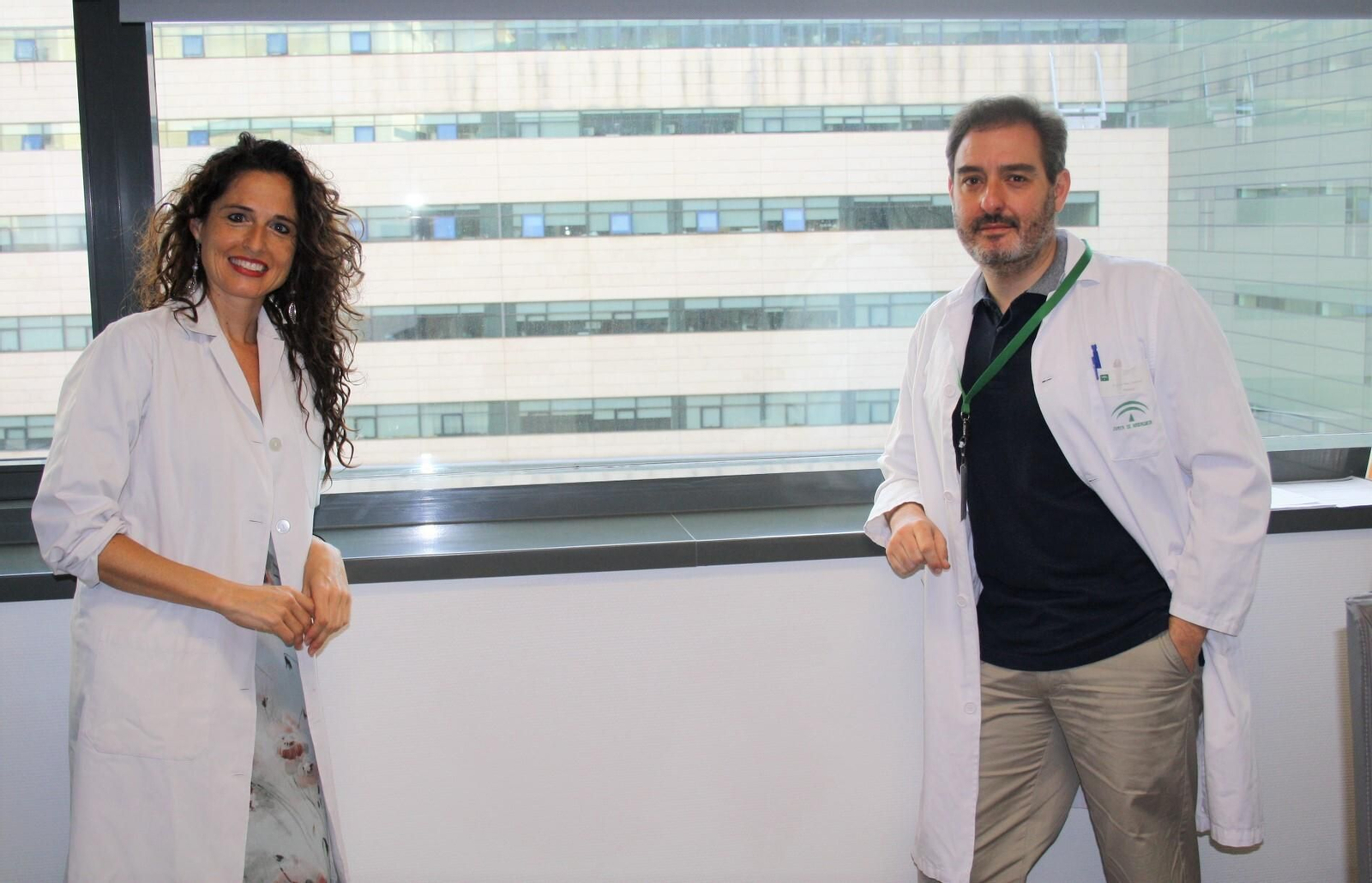 El doctor Ricardo Ruiz-Villaverde y la pediatra Gracia M. García en una imagen.