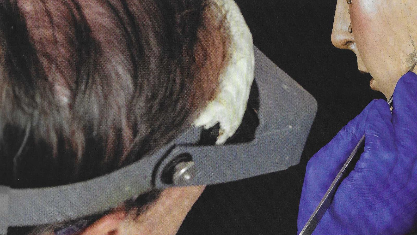 Detalle de Manzano actuando sobre el rostro de la Virgen