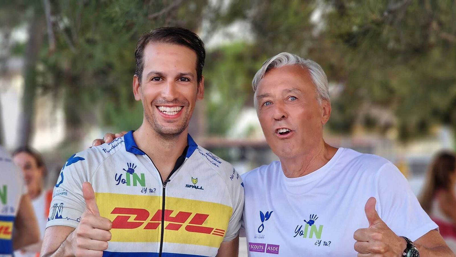 El ciclista, con el colaborador José Portoles.