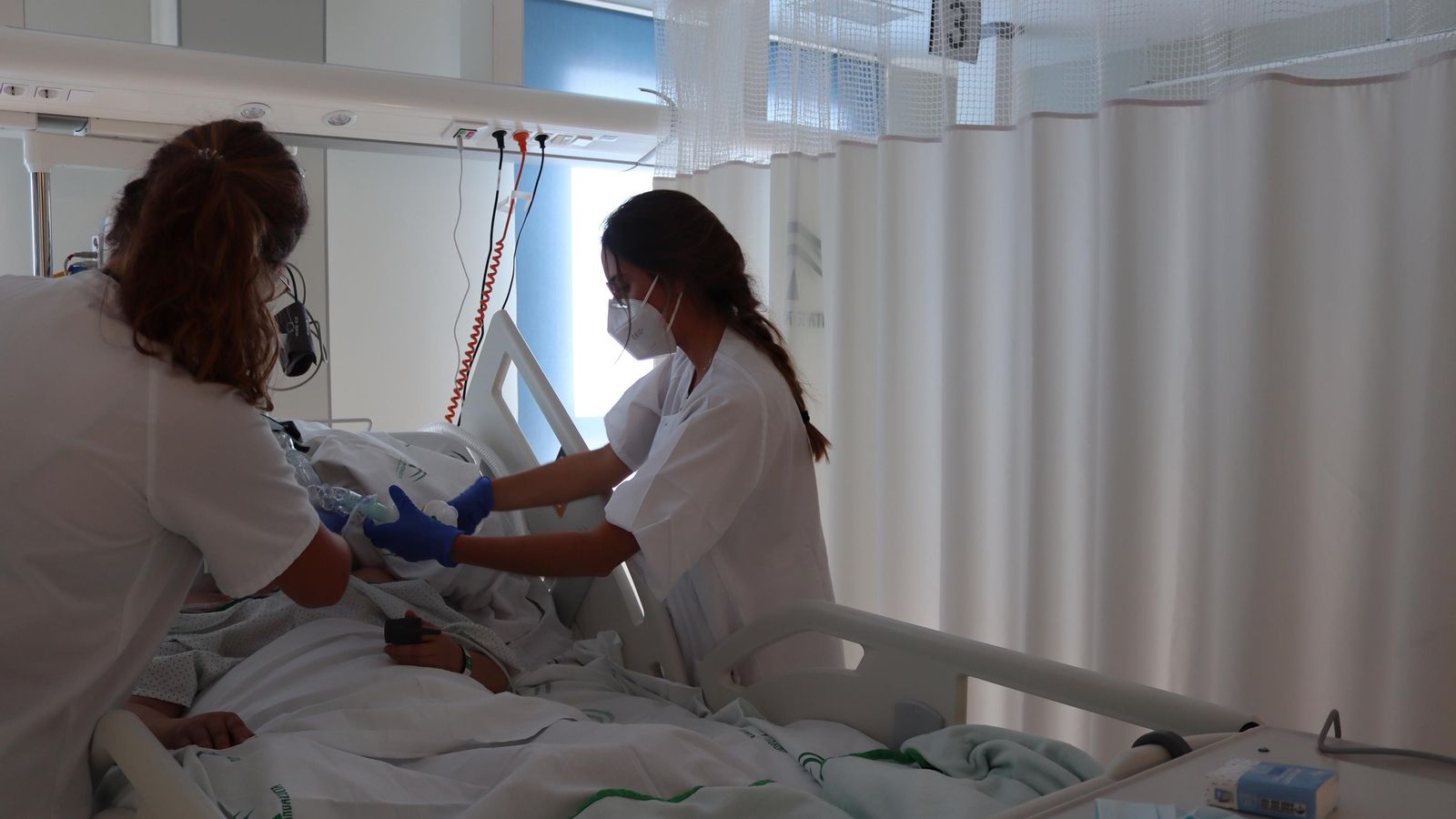 Profesionales del Hospital Regional atienden a un paciente.