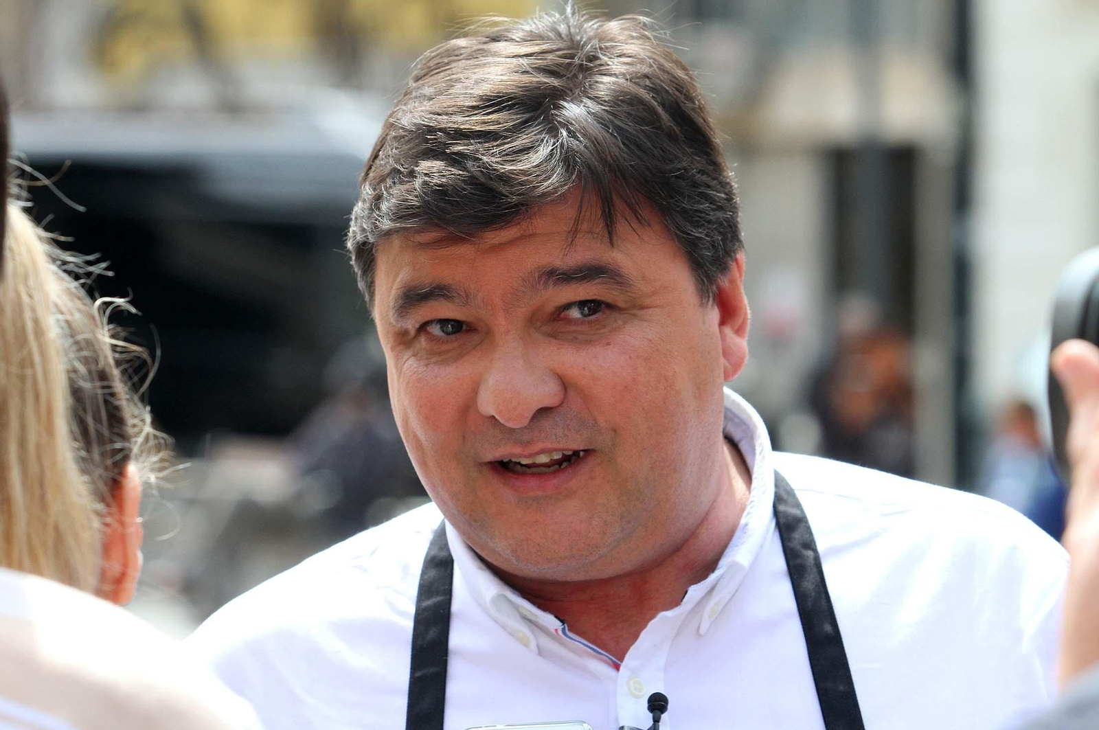 Imágenes de Gabriel Cruz durante la grabación del programa 'Hoy cocina el alcalde'.