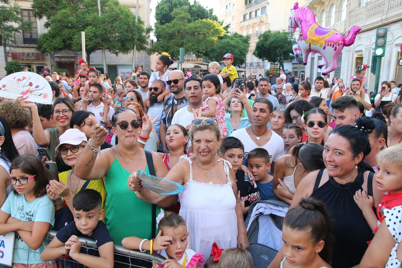 La Batalla de las Flores ha regresado inundando Almería de claveles