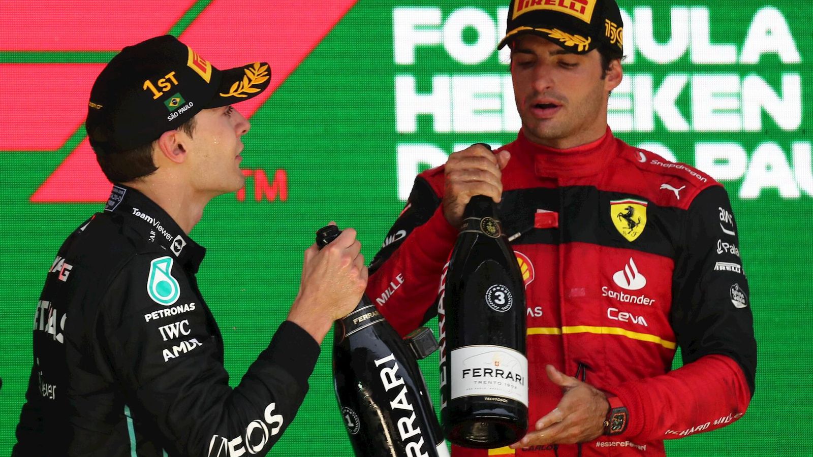 Carlos Sainz, tercero, en el podio junto a Russell.