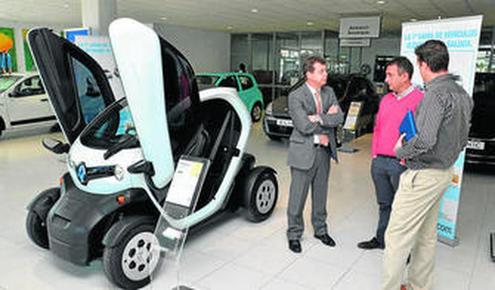 El concejal José Antonio Vílchez, junto al modelo que la firma presenta el fin de semana en la localidad.