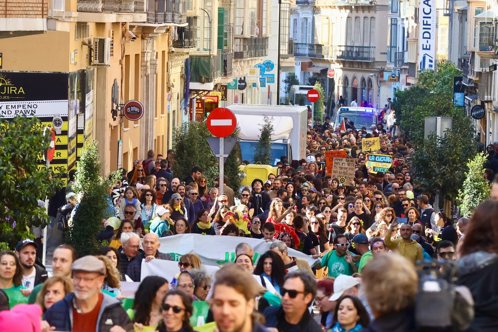 Cientos de personas salen a las calles de Málaga en apoyo a La Invisible, en fotos
