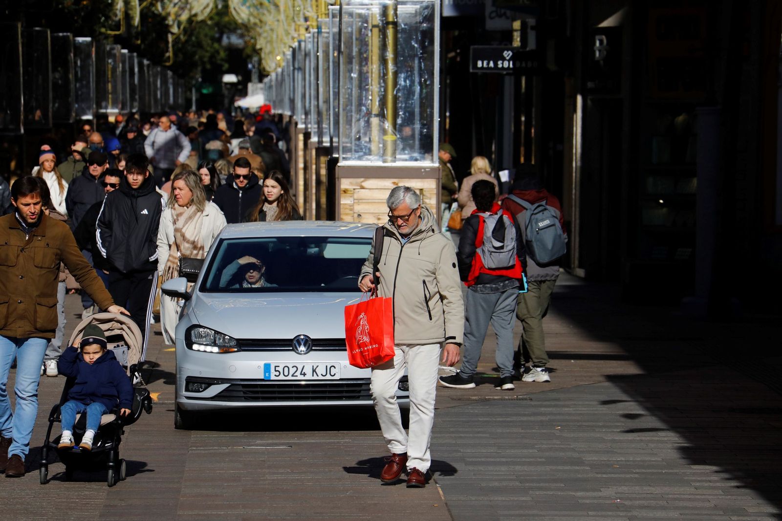 Los cordobeses se lanzan a por las rebajas de invierno, en imágenes
