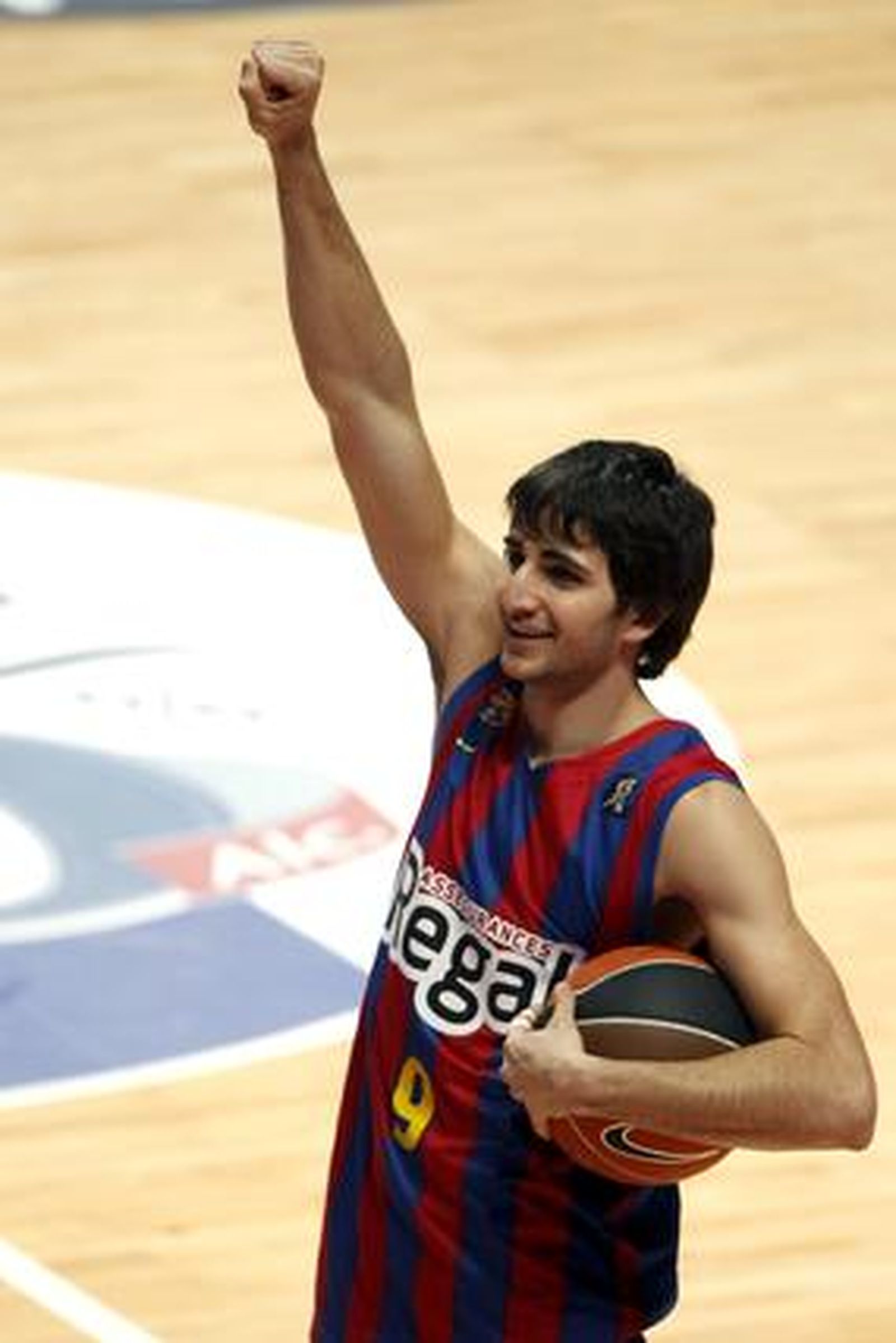 El Barcelona vence en la final de la Copa del Rey ante el Real Madrid por segundo año consecutivo  (68-60). / EFE