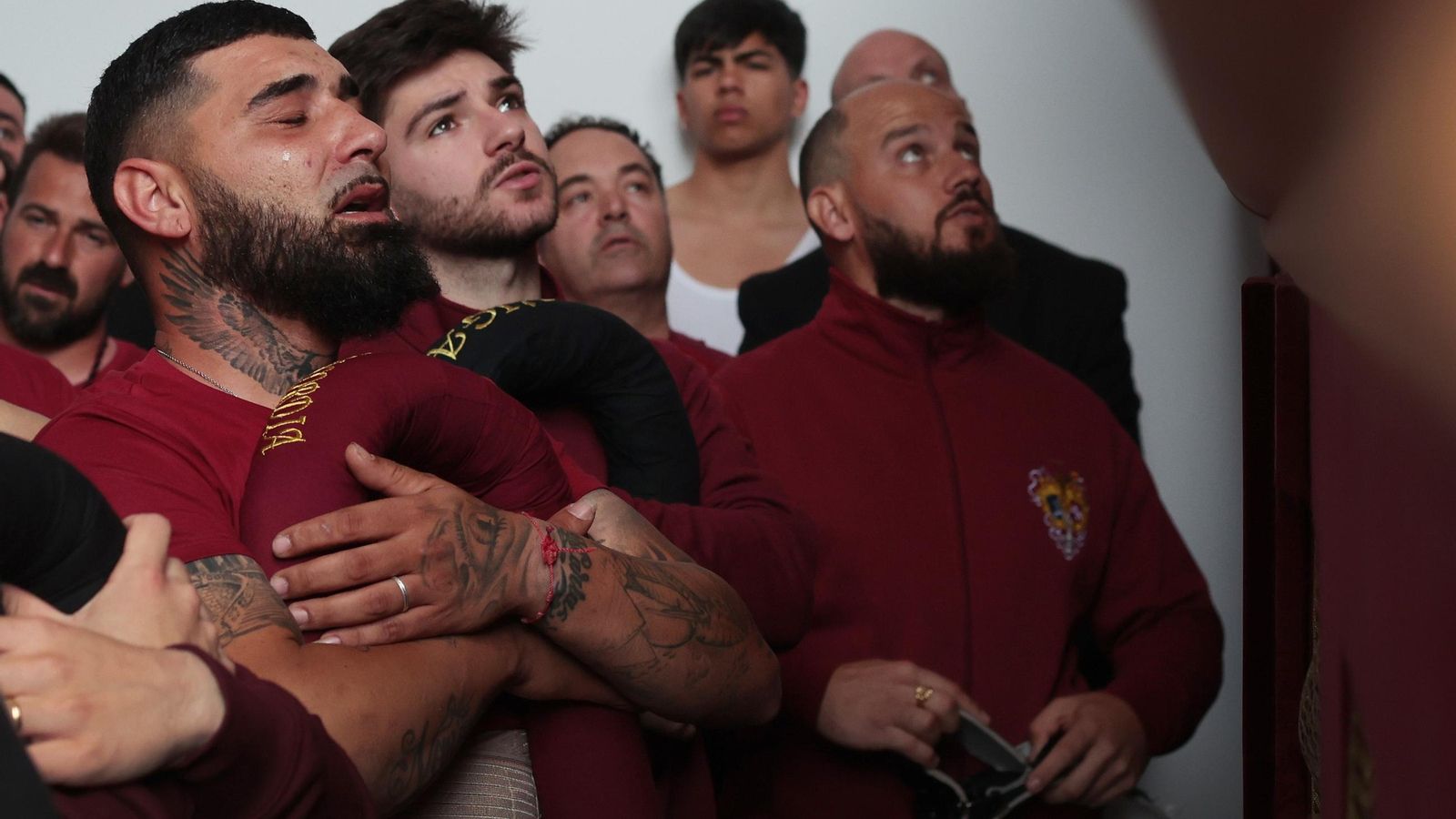 Costaleros de Bondad, desolados tras la decisión.