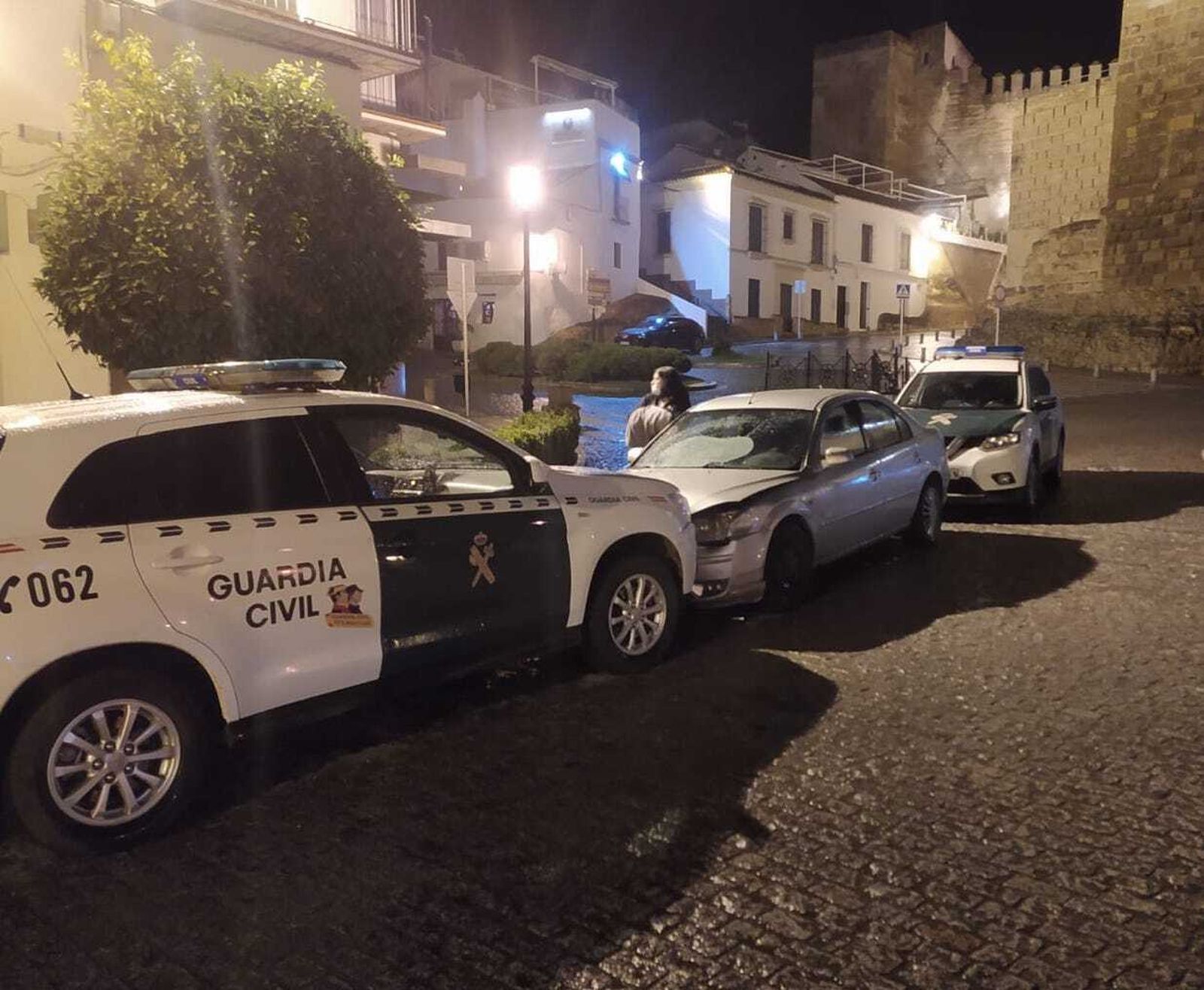 El coche tras ser interceptado por la Guardia Civil