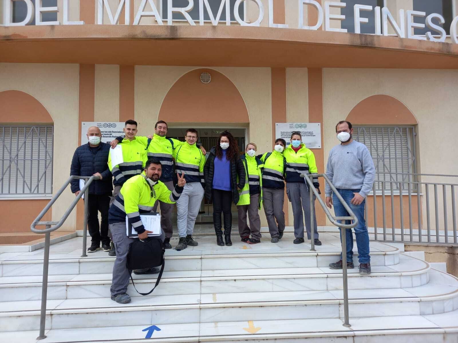 Alumnado de este itinerario formativo junto a docentes y personal de la Escuela del Mármol de Fines.