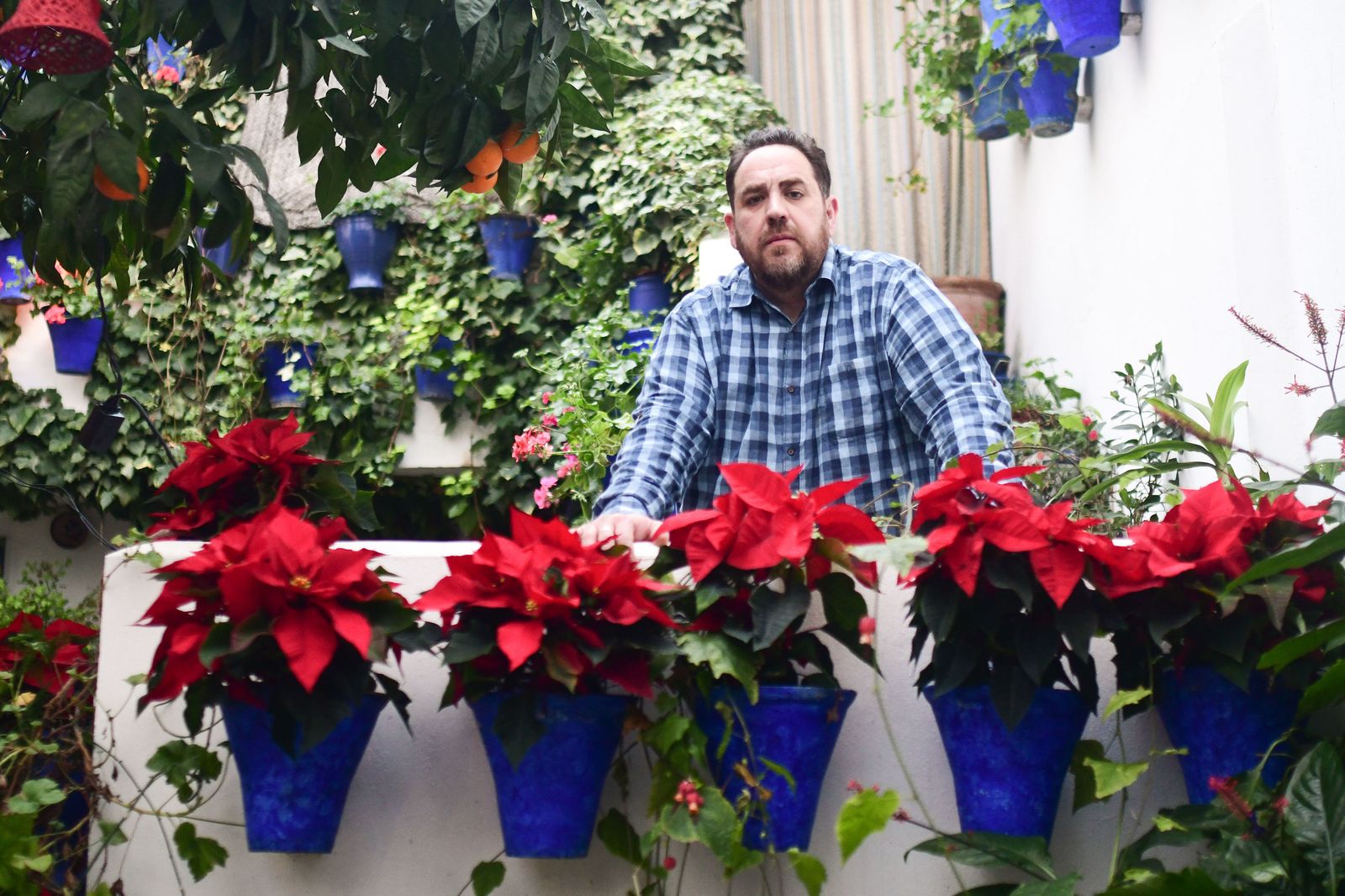 Rafael Barón posa en la escalera de su patio del número 2 de la calle Pastora.