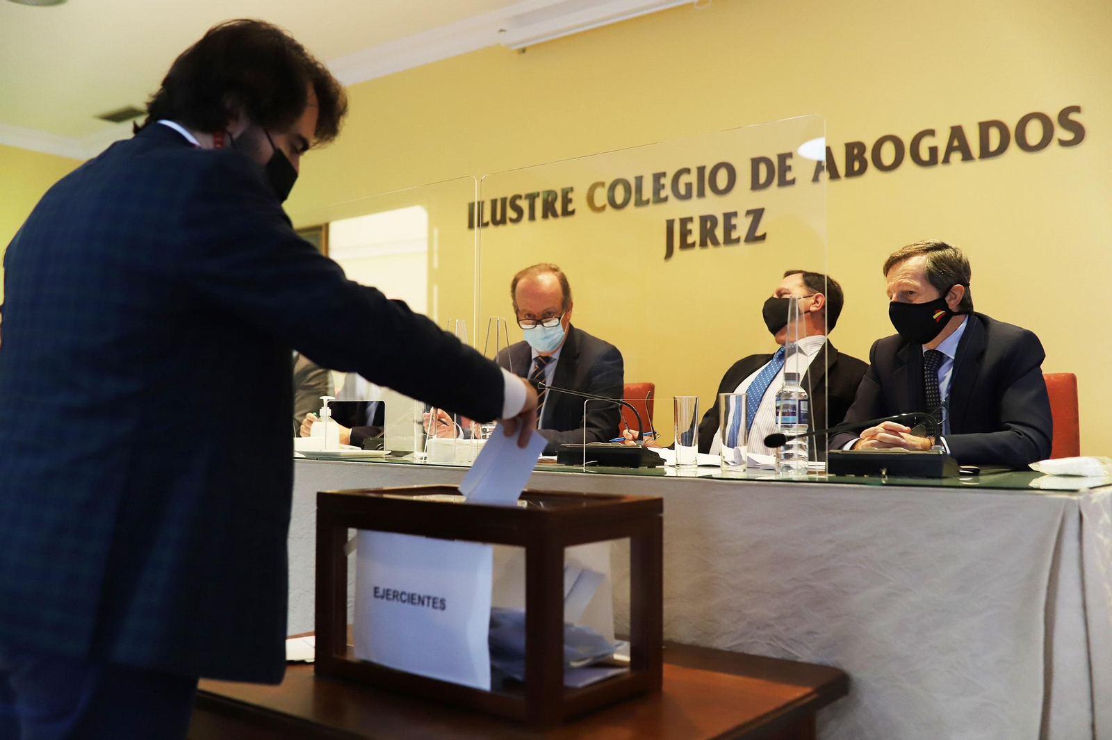 Un abogado ejerciente vota en el Colegio de Abogados.