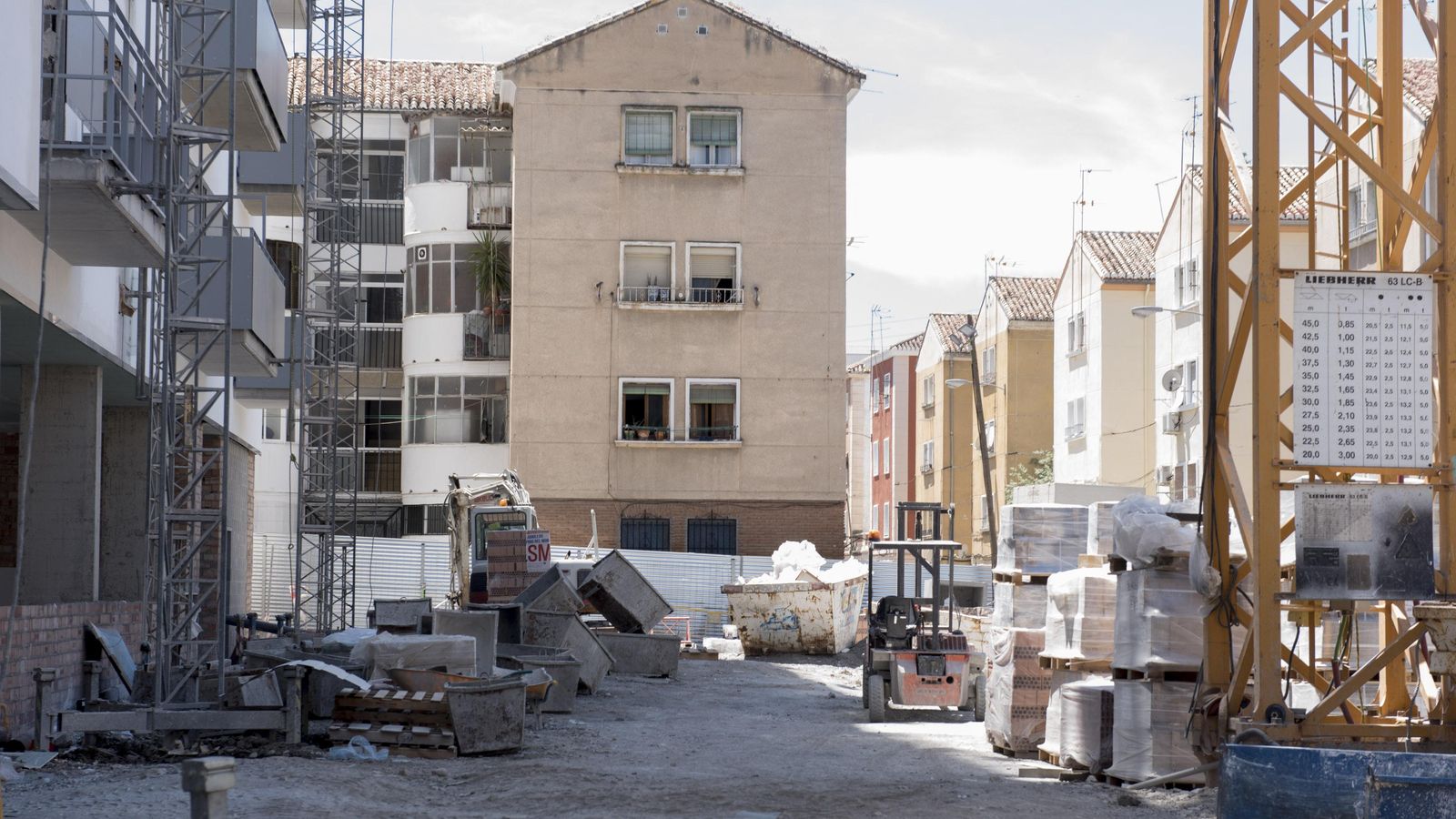 Obras del edificio de la segunda fase de Santa Adela en contraste con uno de los antiguos Obras del edificio de la segunda fase de Santa Adela en contraste con uno de los antiguos
