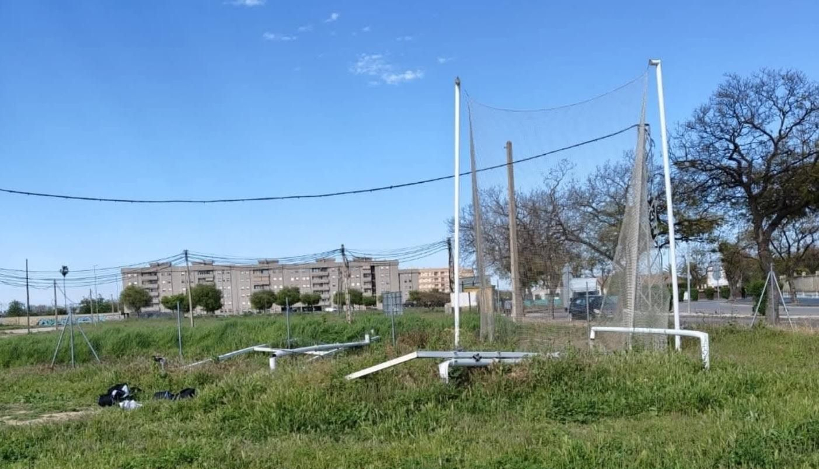 Aspecto que presenta la jaula de lanzamientos frente al Estadio de Chapín. Aspecto que presenta la jaula de lanzamientos frente al Estadio de Chapín.