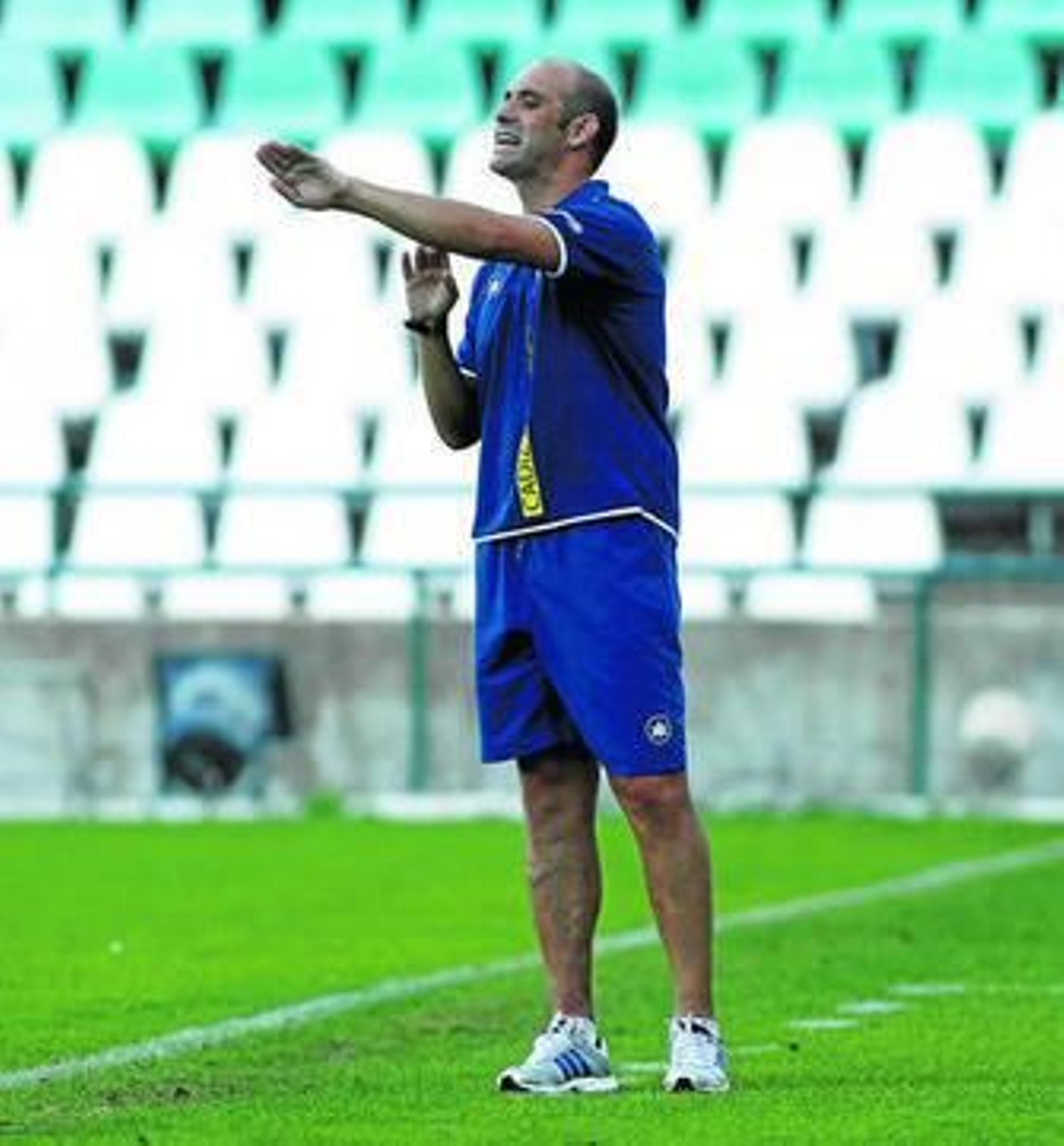 Alberto Monteagudo, dando instrucciones a sus jugadores en el Benito Villamarín.
