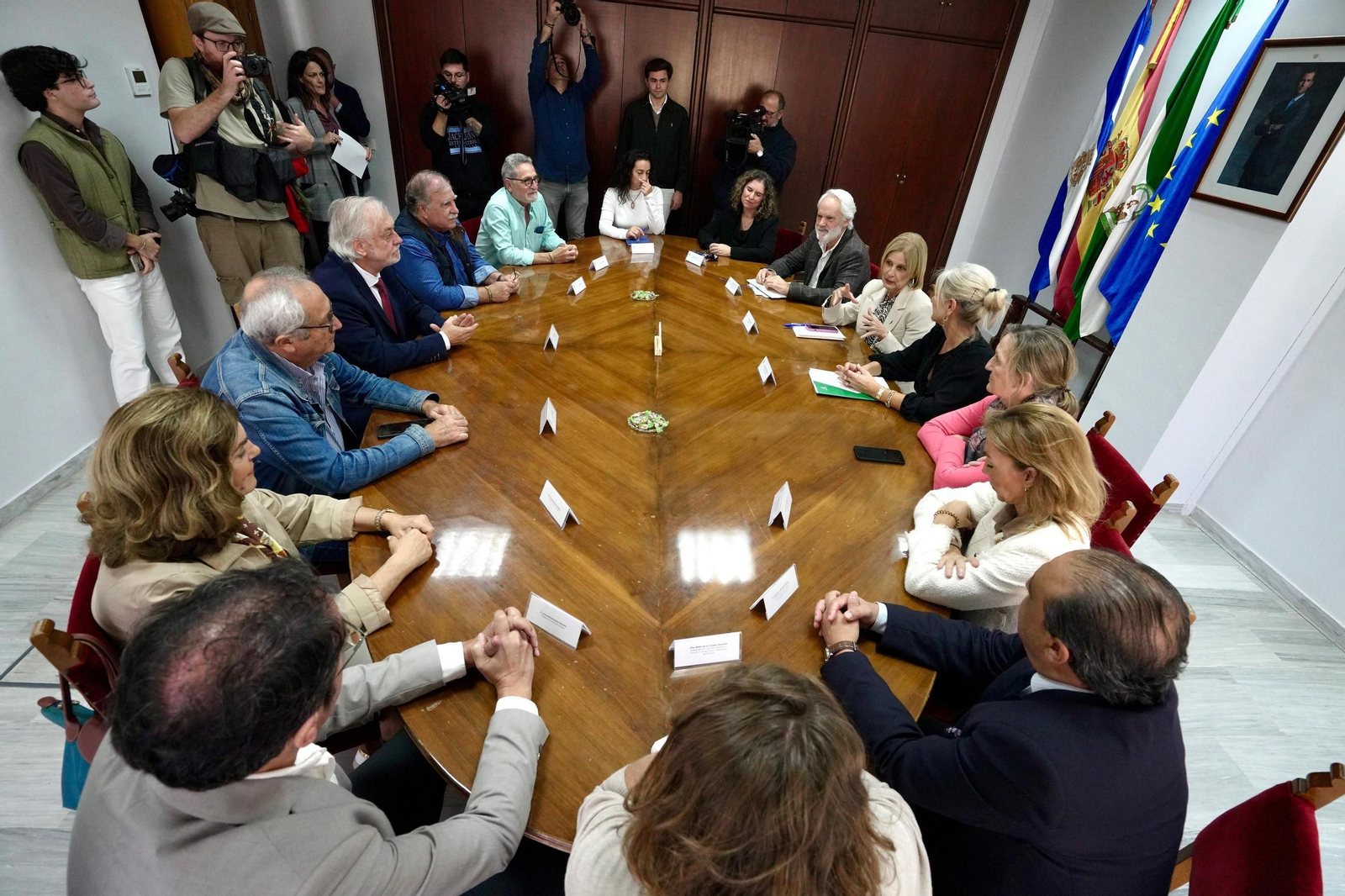 Encuentro de la consejera Patricia del Pozo con la Plataforma Asta Regia, antes del anuncio.