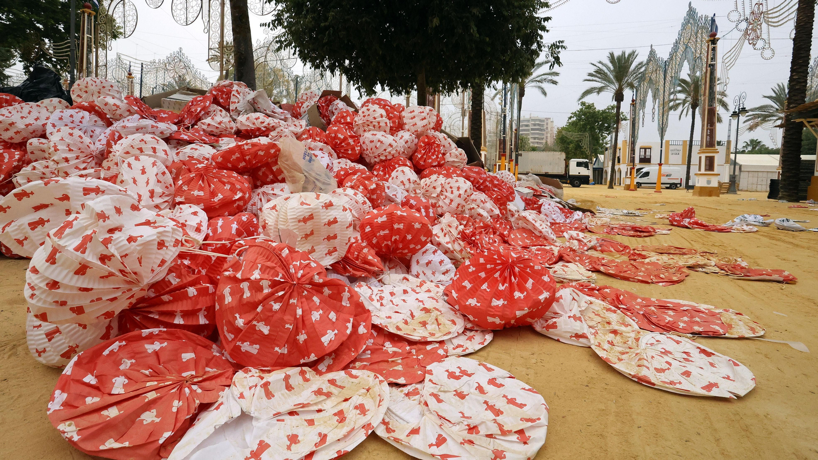 Continúan los trabajos de recogida en la Feria de Jerez 2024 Continúan los trabajos de recogida en la Feria de Jerez 2024