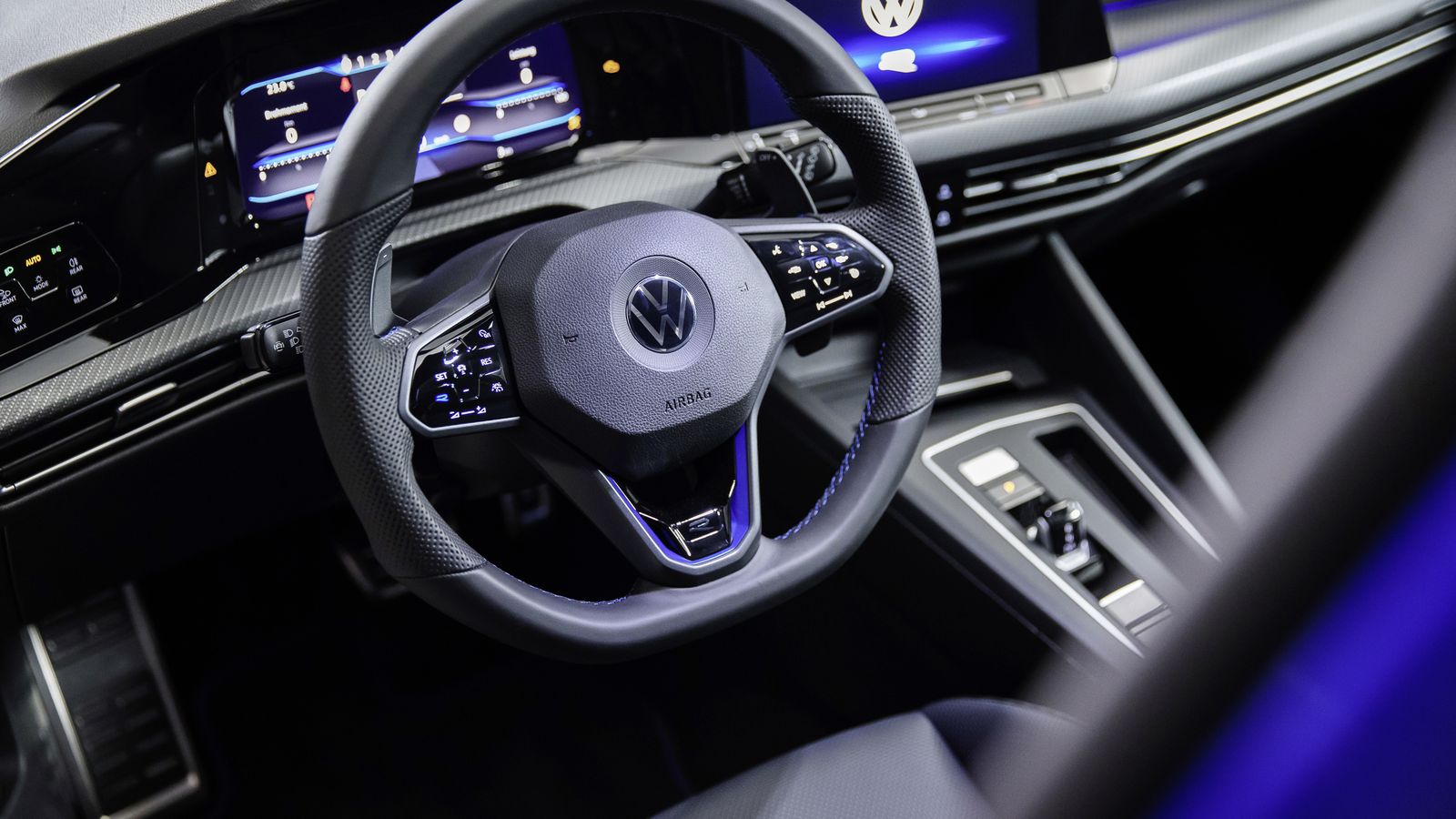 El interior del Golf R está repleto de guiños para hacen sentir especial a quien se ponga a los mandos de este Volkswagen, como las identificaciones R.