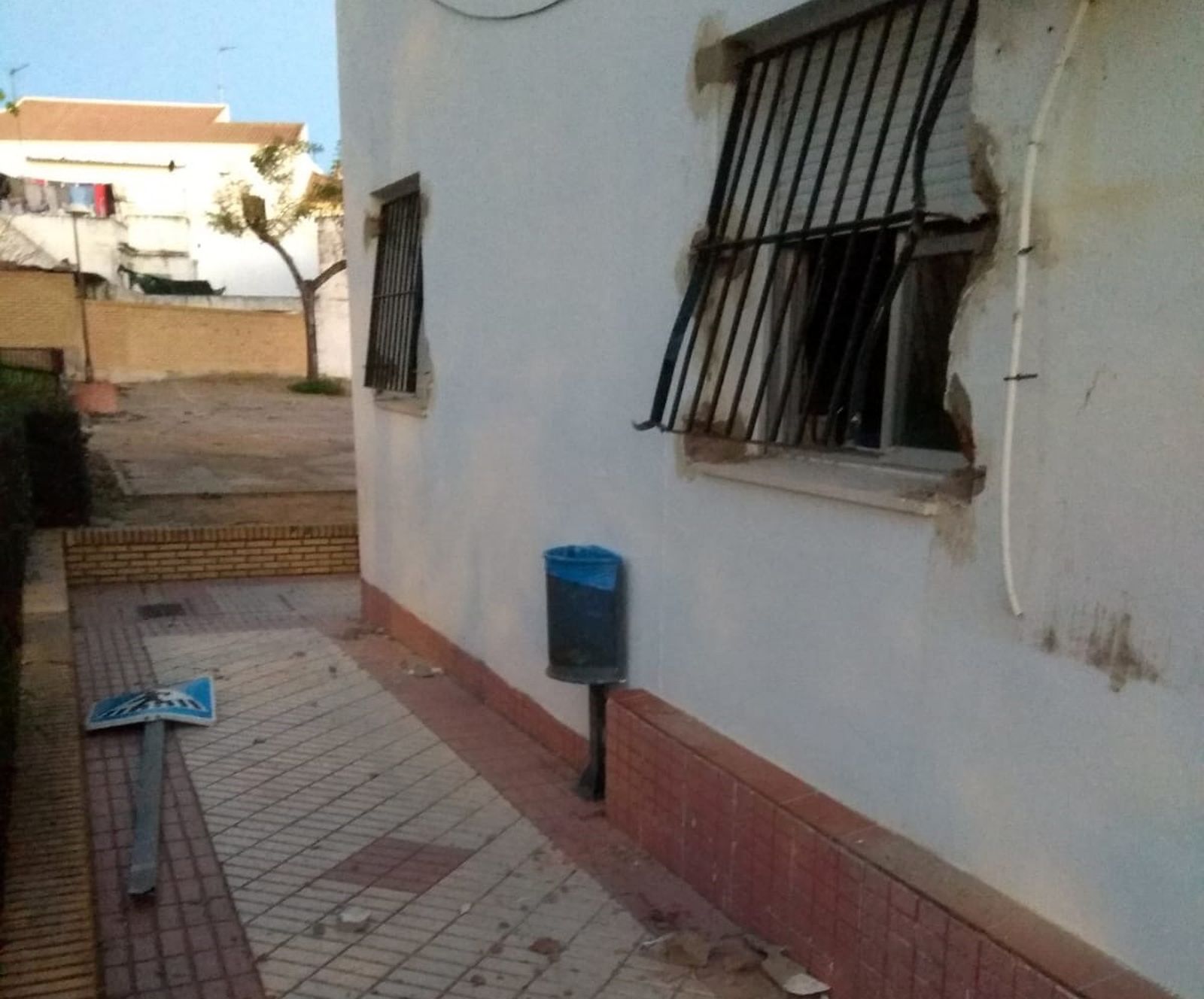 Las rejas de la ventanas forzadas del centro de educación Maestro Juan Díaz Hachero.