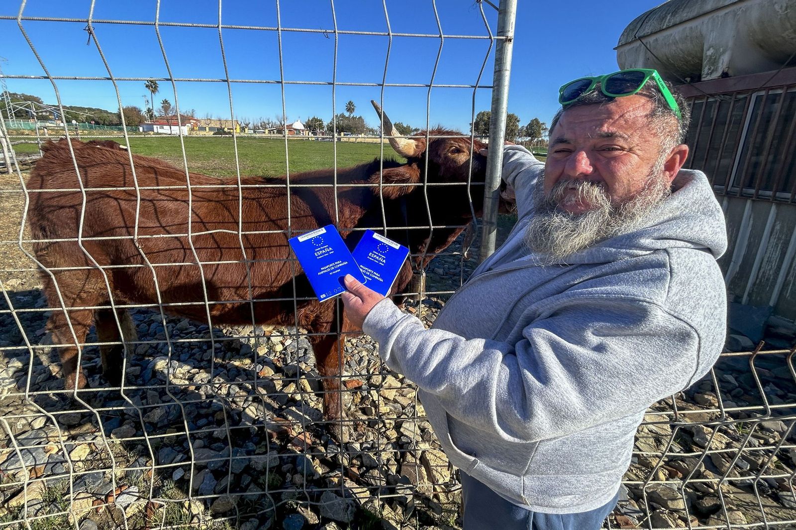 José Antonio Oria Fernández con su mascota.