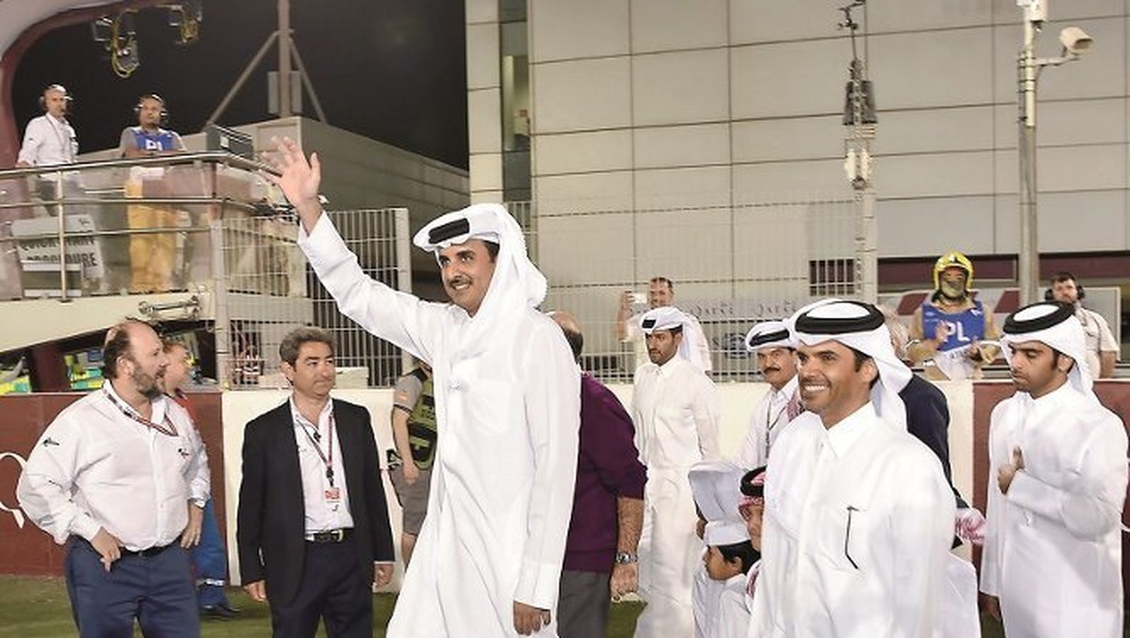 Juan Baquero, entre Enrique Aldama y Carmelo Ezpeleta y junto al Emir Tamim bin Hamad Al-Thani.