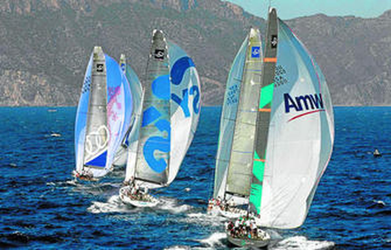 La flota, en popa con la espectacular costa de Cartagena al fondo, ayer durante el Trofeo Región de Murcia.