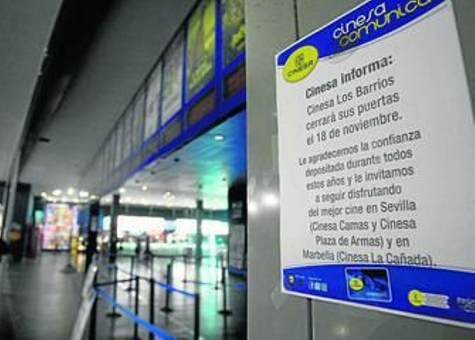 Imagen del cartel de Cinesa colocado desde el pasado lunes en la entrada al cine.