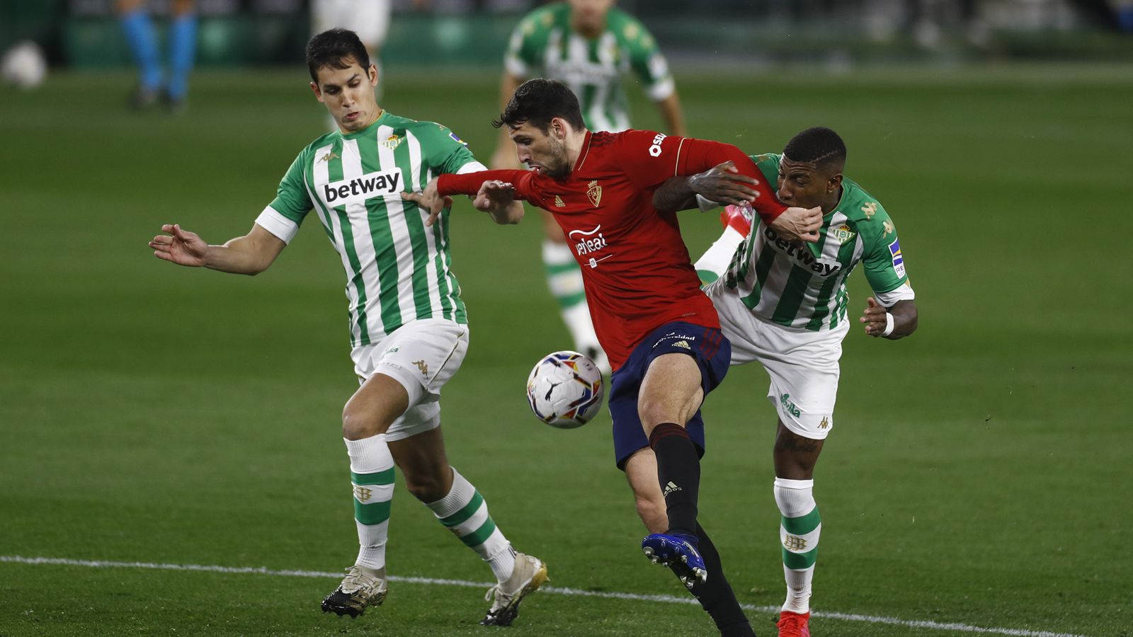Calleri se la lleva entre Mandi y Emerson.