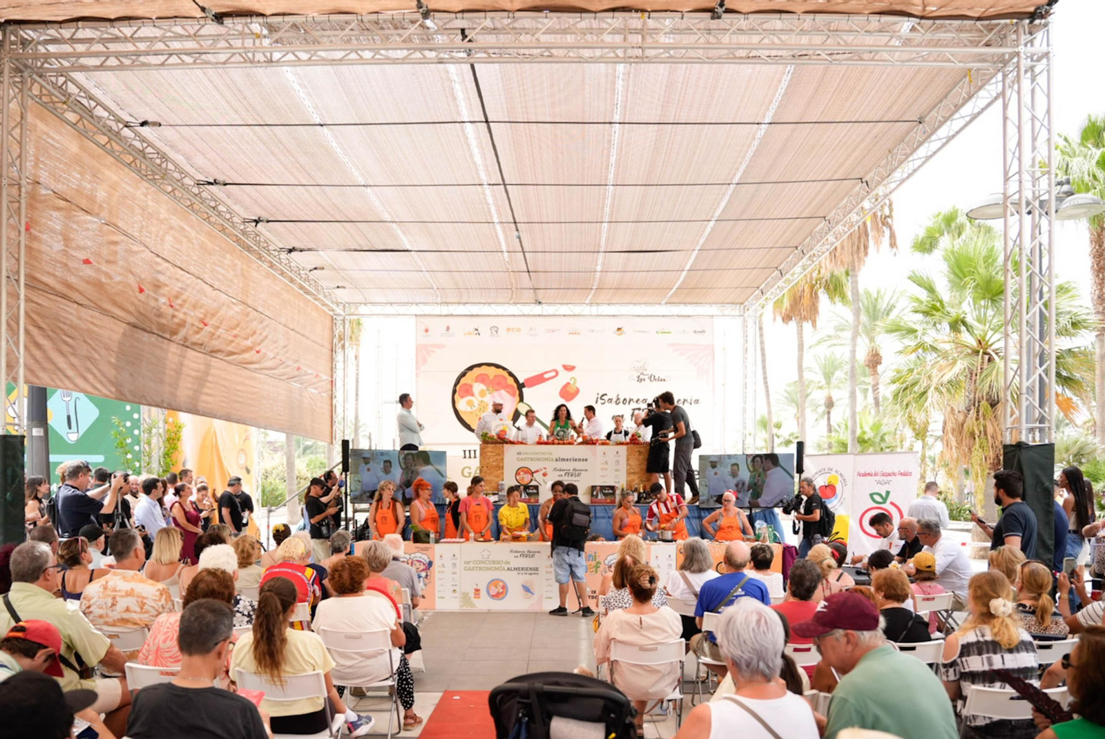 La Cofradía del Tomate y la semifinal del concurso gastronómico de la Feria de Almería, en imágenes