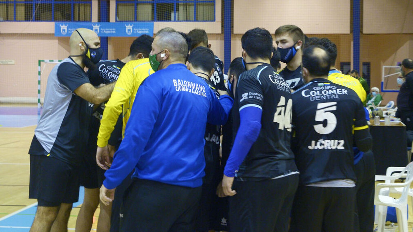 Jugadores del BM Ciudad de Algeciras hacen piña antes de su duelo con el Safa