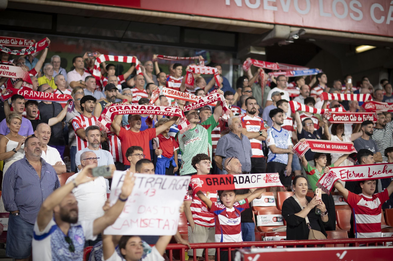 Encuéntrate en la grada de Los Cármenes en el Granada-Leganés
