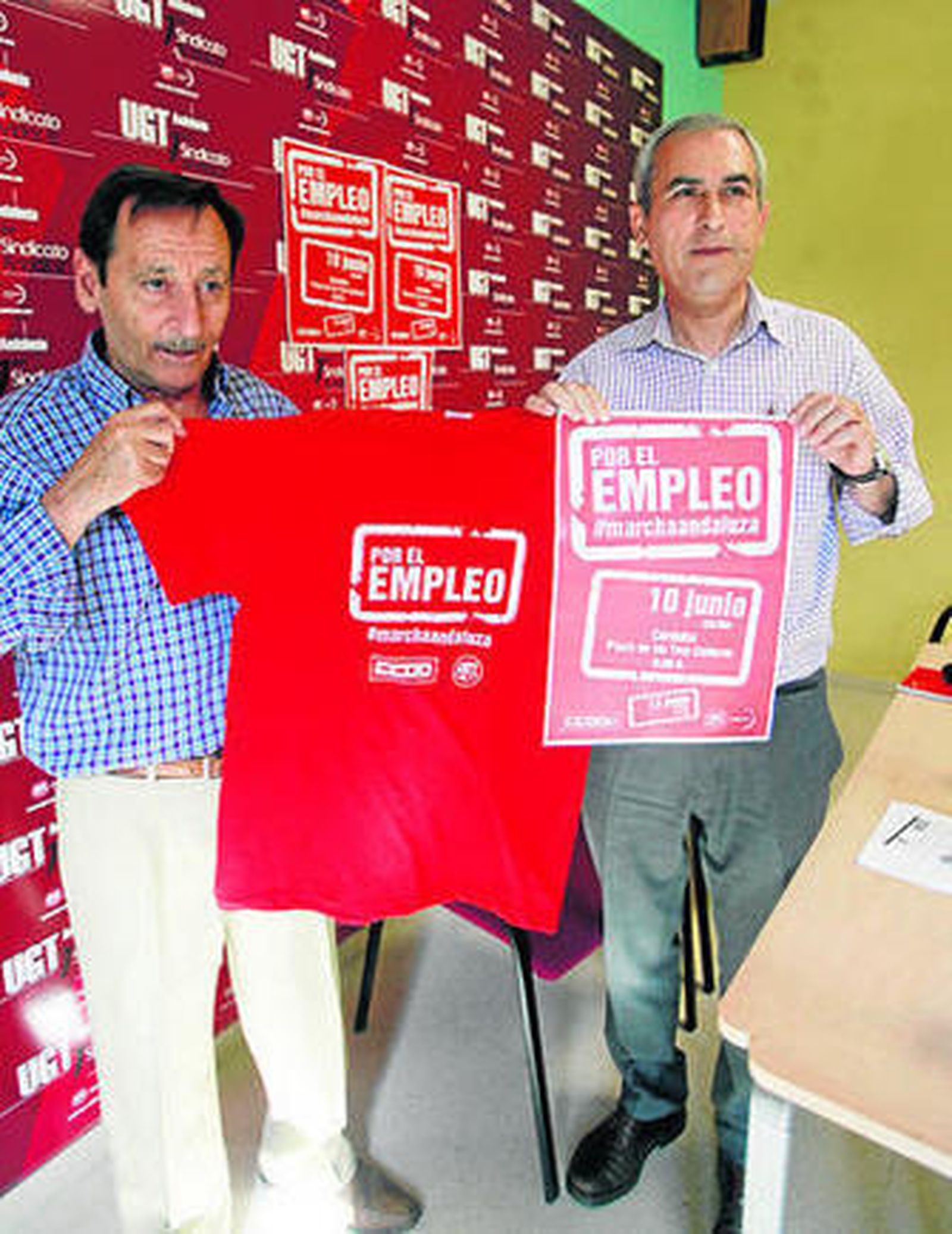 Fernández y Rodríguez, con la camiseta y el cartel de la marcha.