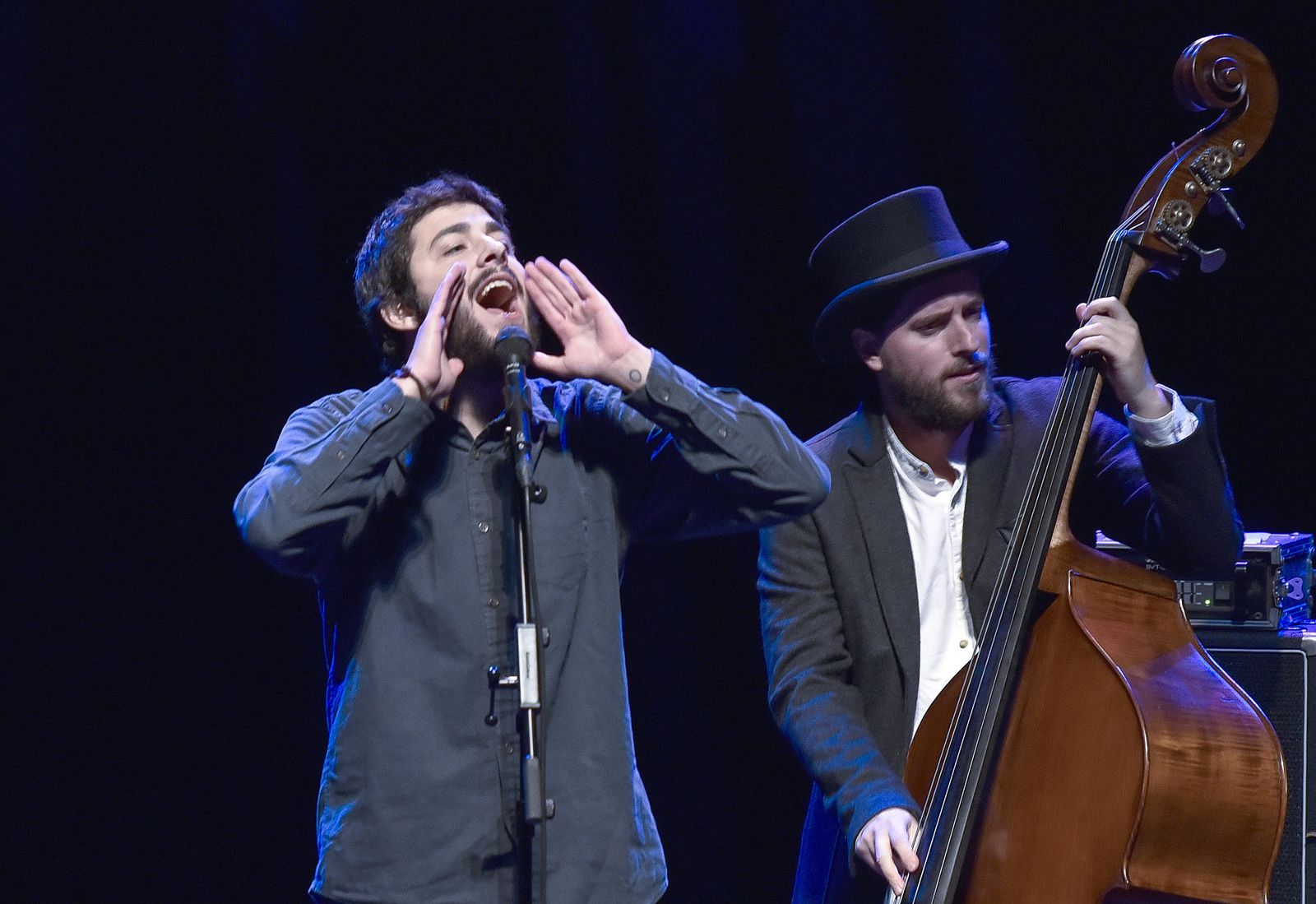 Salvador Sobral se confirmó como un intérprete sobrado de recursos en su recital en el Maestranza.