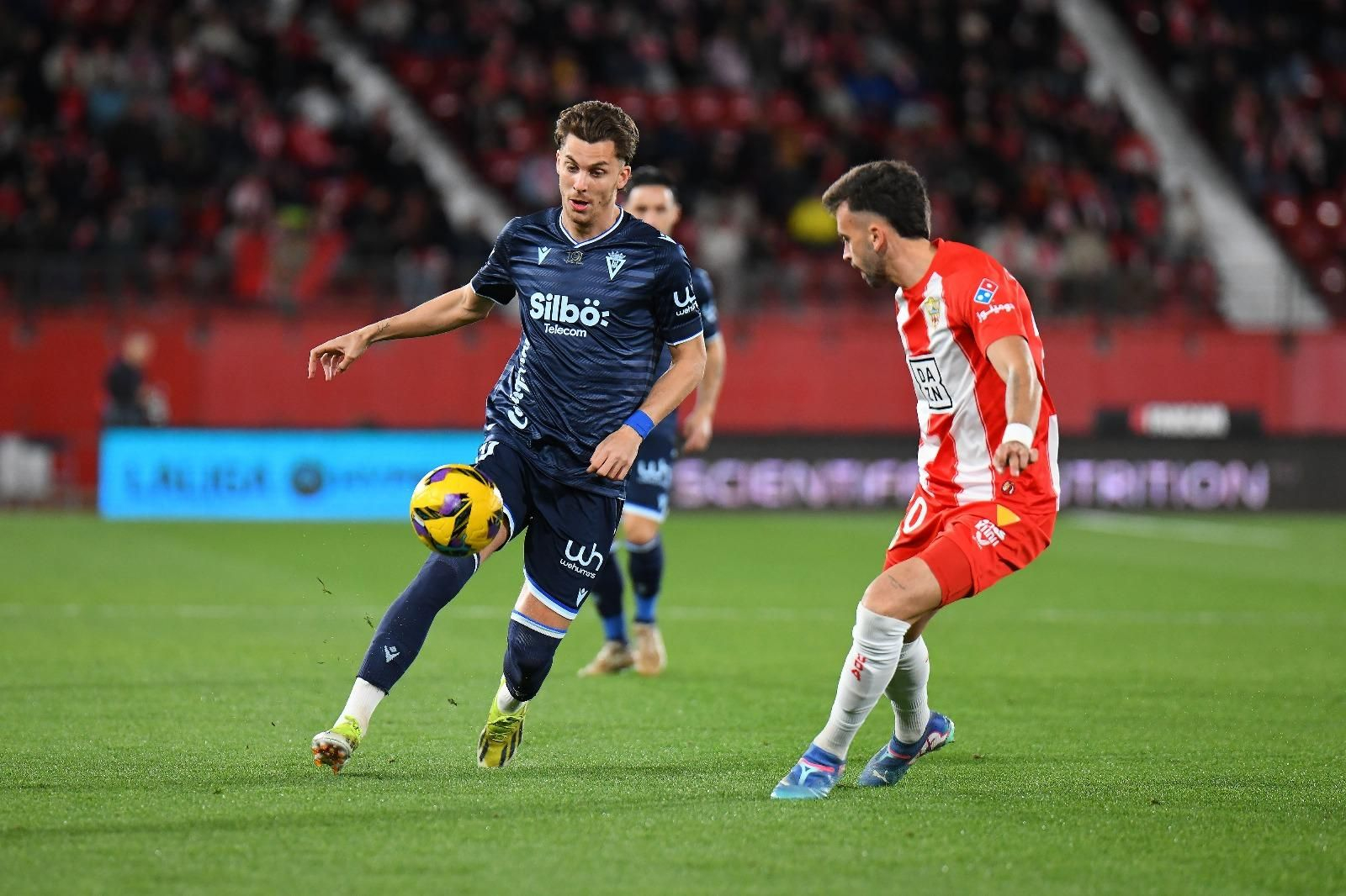 Alejo encara a un adversario.