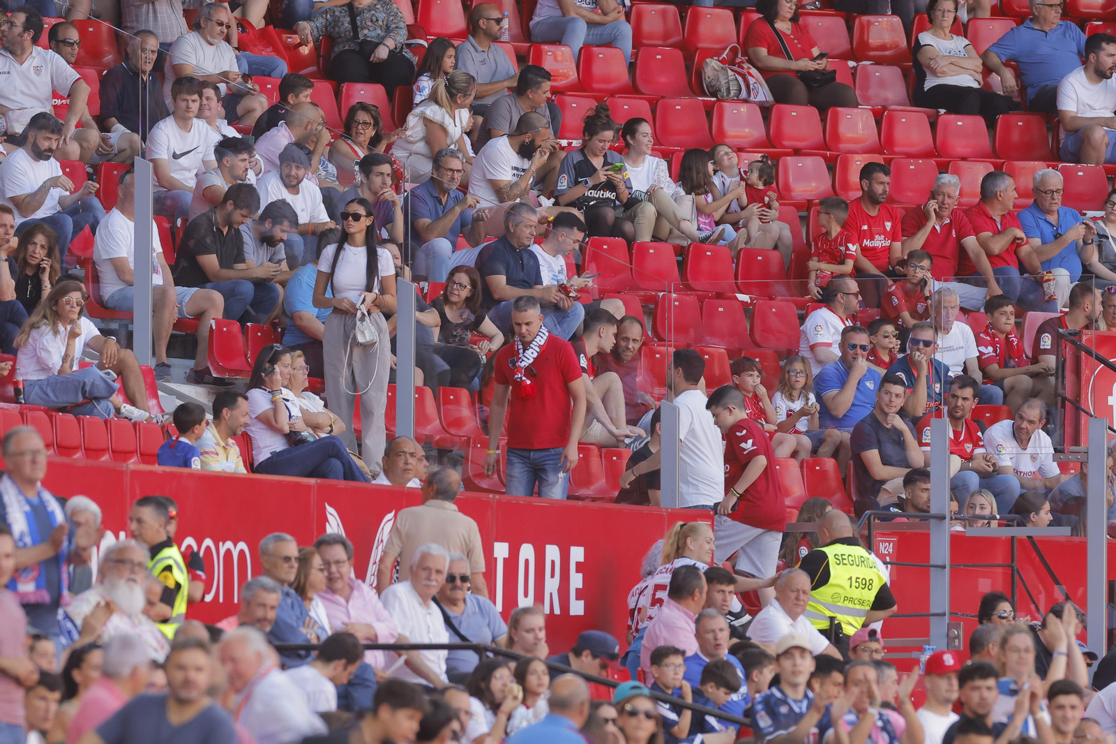 Búscate en las fotos del Sevilla-Español