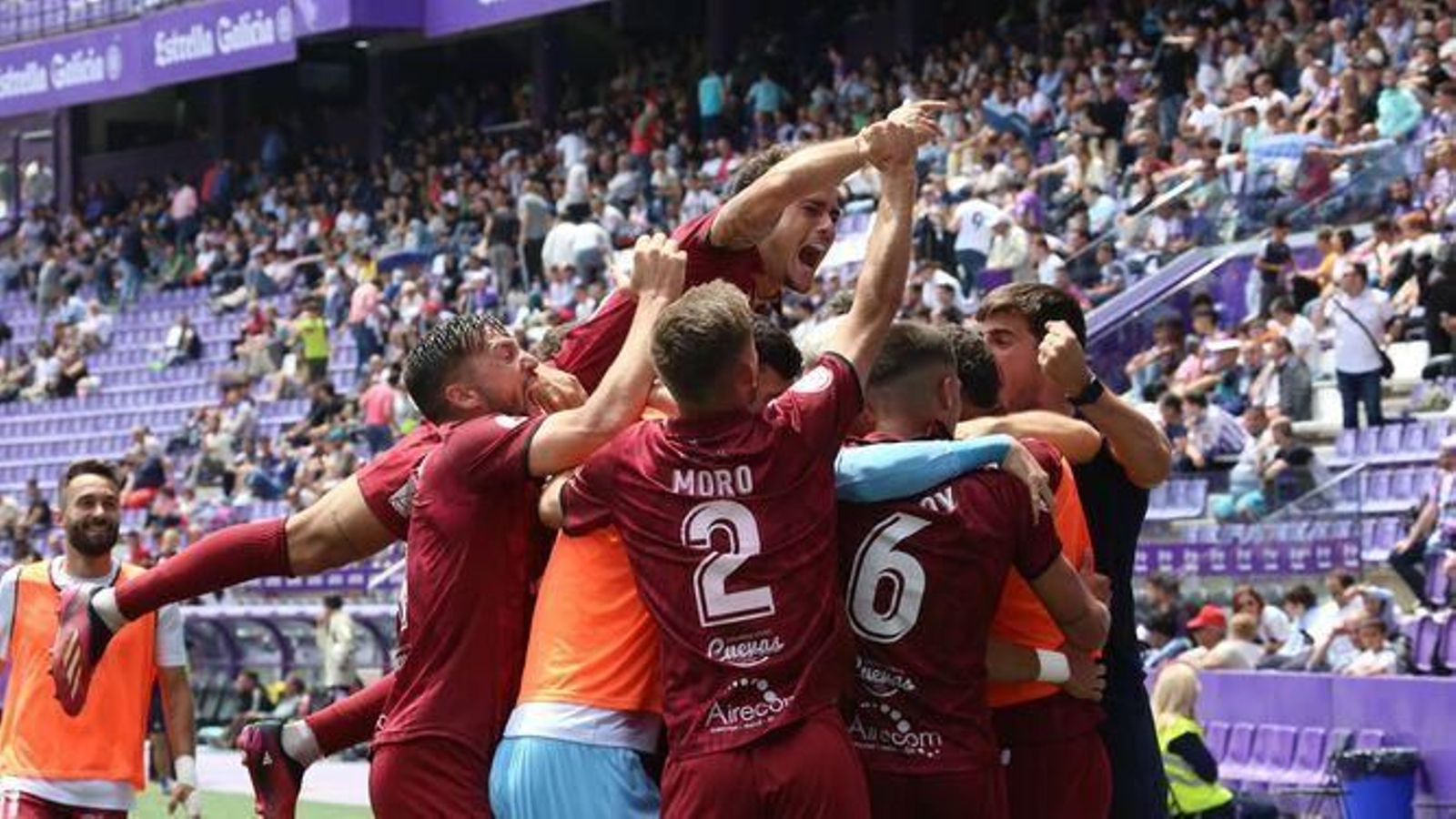 El Sanluqueño celebra uno de los goles al filial del Valladolid.